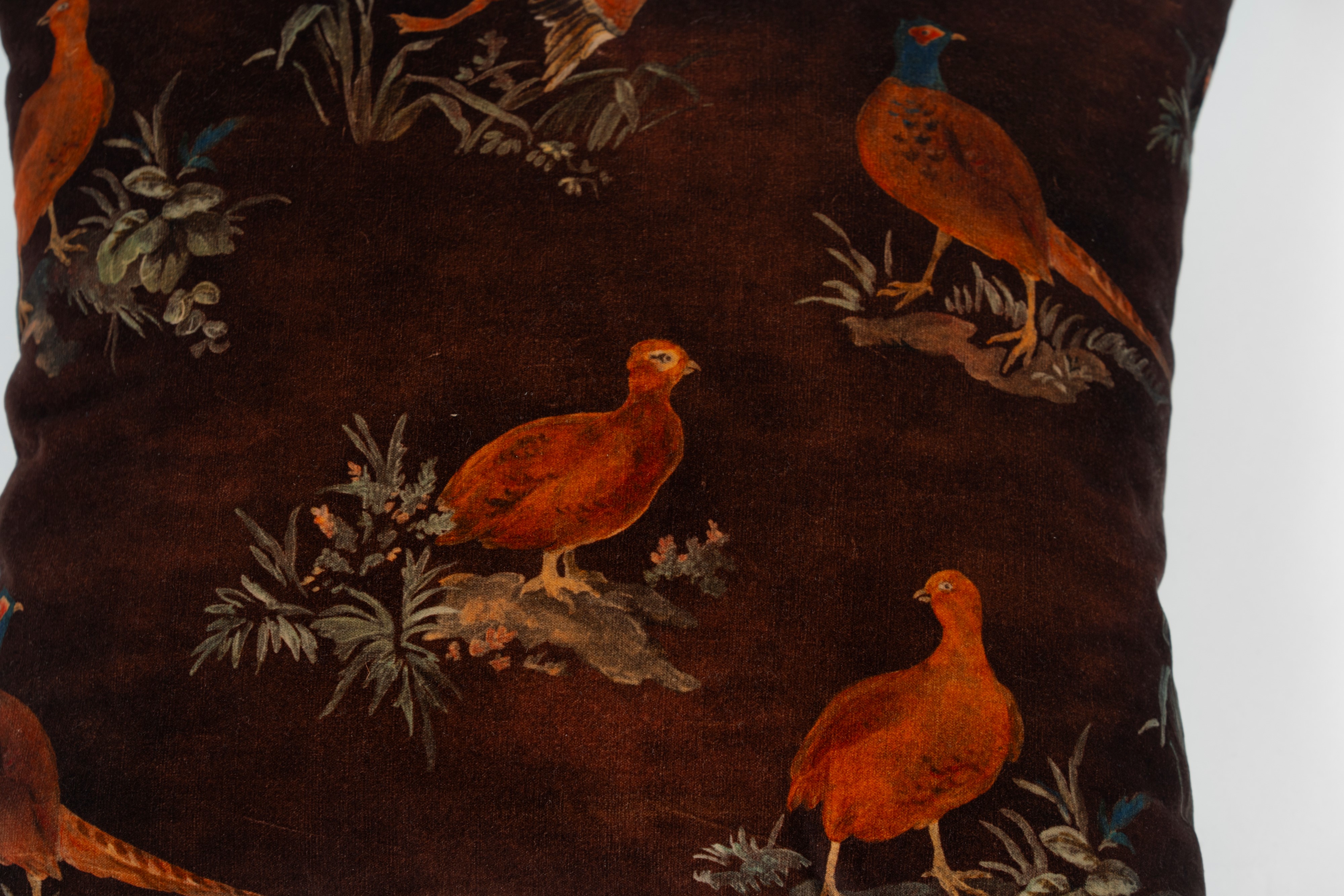 Lotto di sei cuscini imbottiti rivestiti in tessuto decorato a motivi floreali, vegetali e animal...