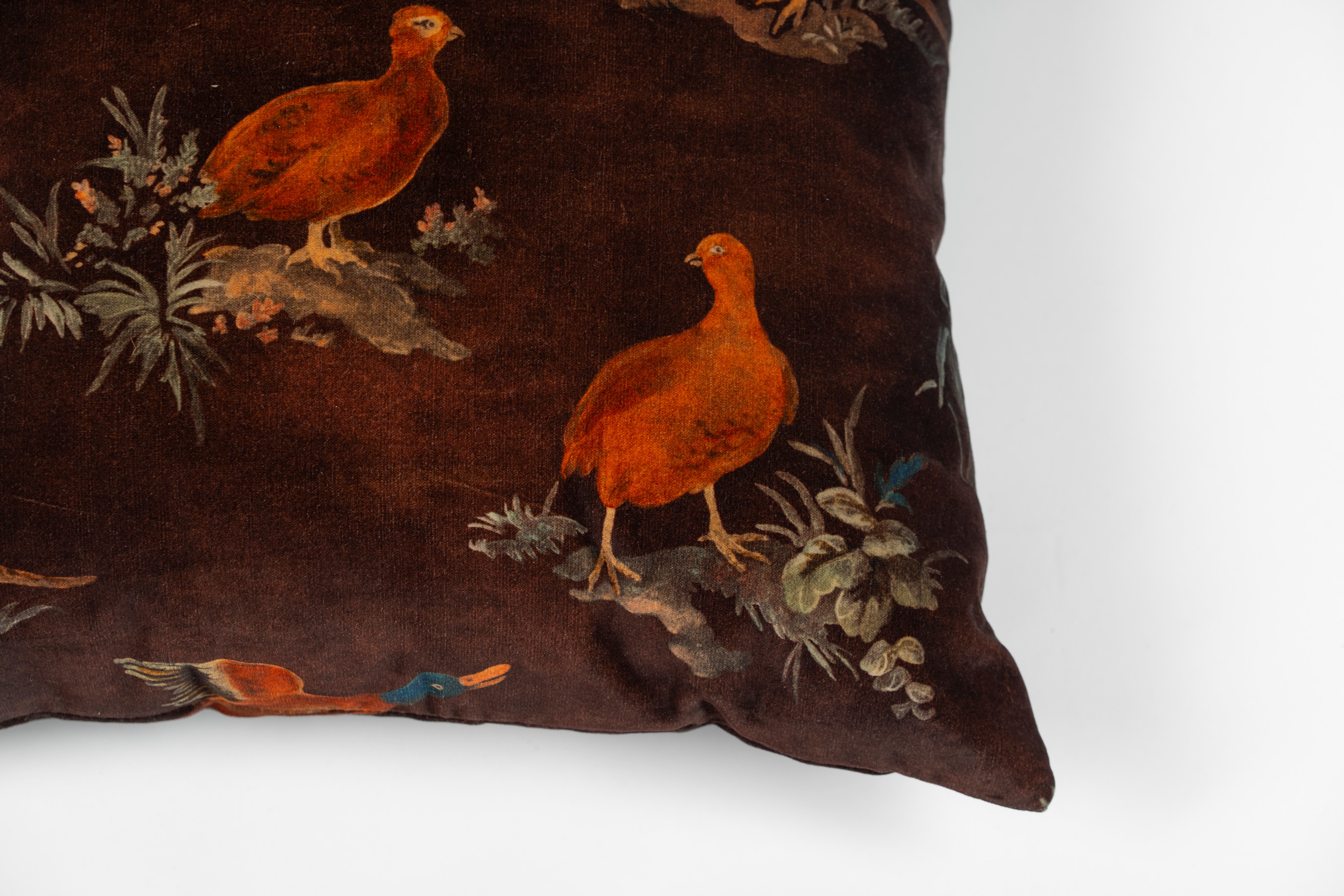 Lotto di sei cuscini imbottiti rivestiti in tessuto decorato a motivi floreali, vegetali e animal...