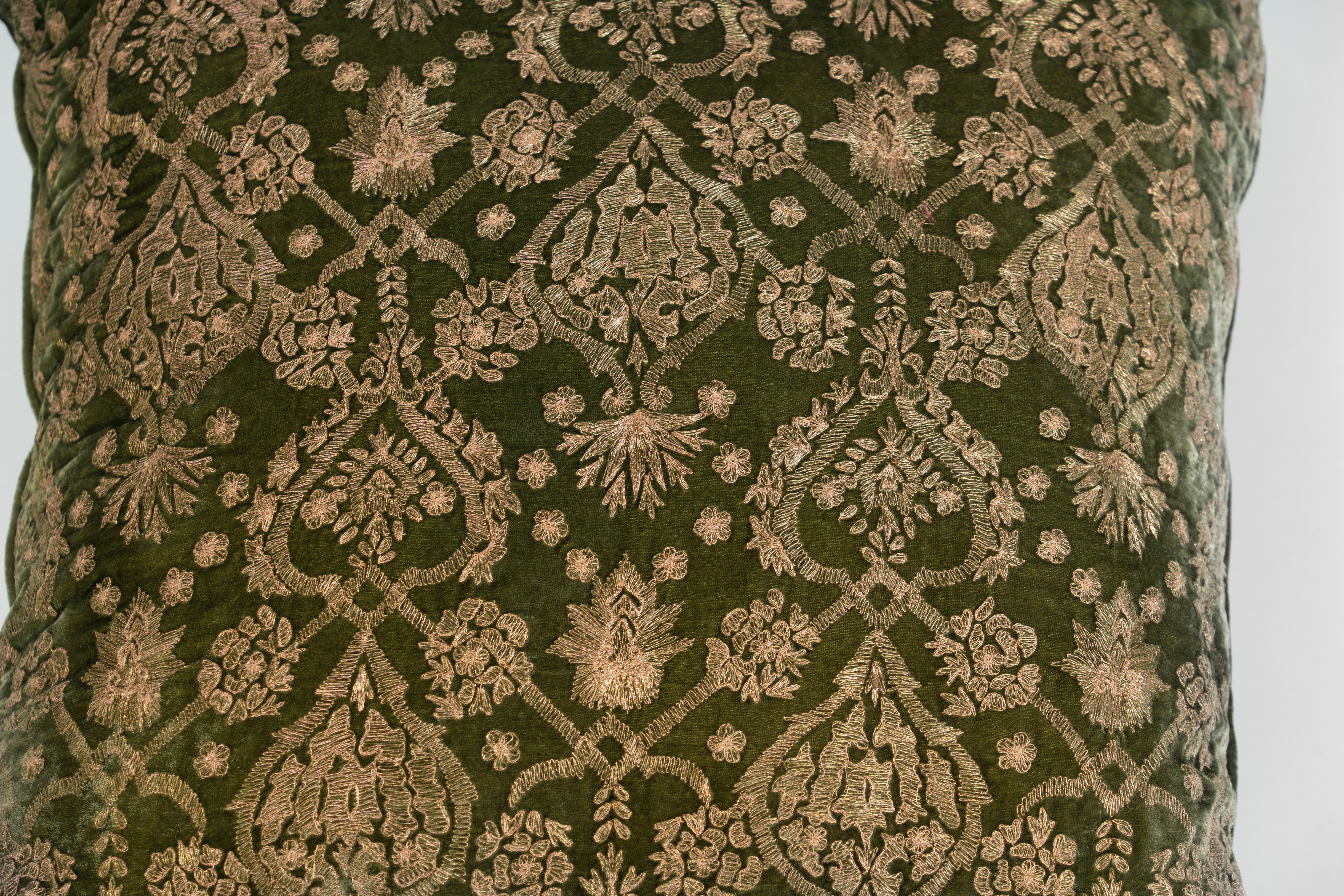 Lotto di sei cuscini imbottiti rivestiti in tessuto decorato a motivi floreali, vegetali e animal...