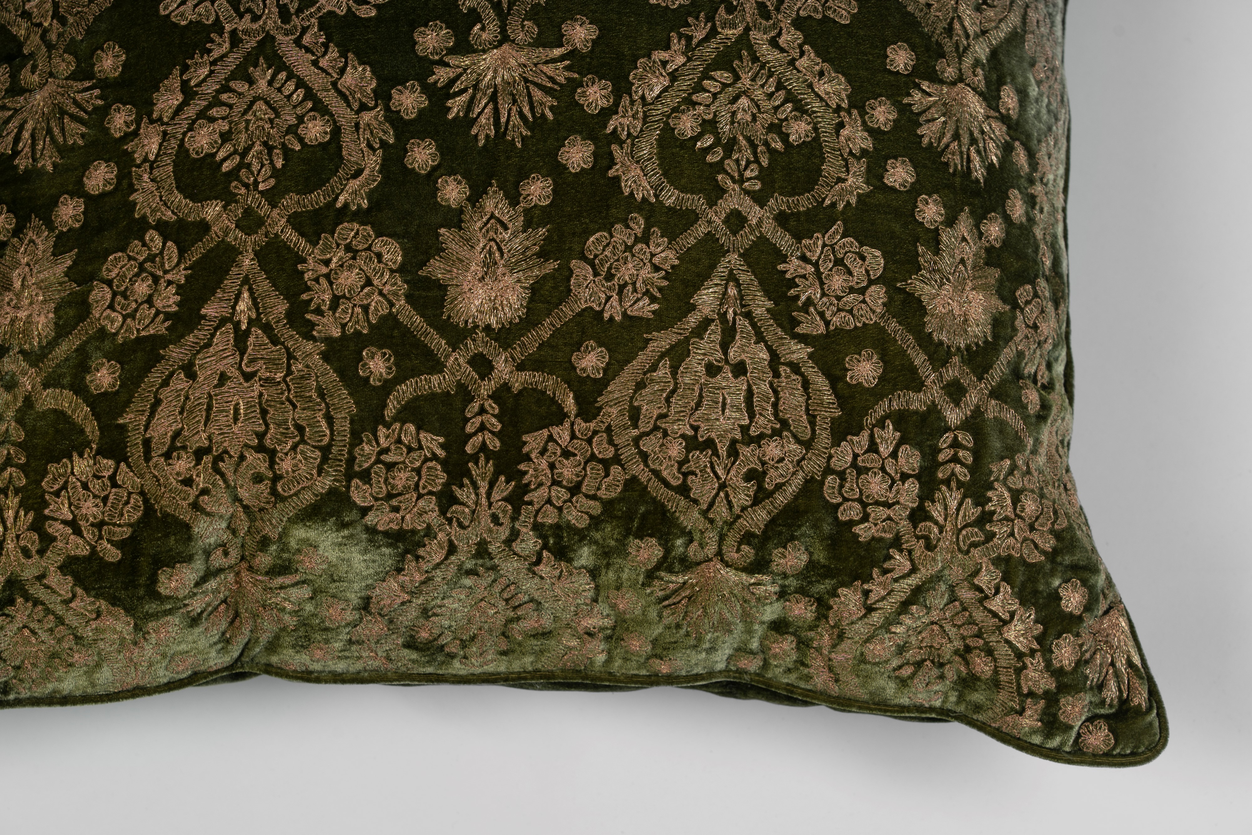 Lotto di sei cuscini imbottiti rivestiti in tessuto decorato a motivi floreali, vegetali e animal...