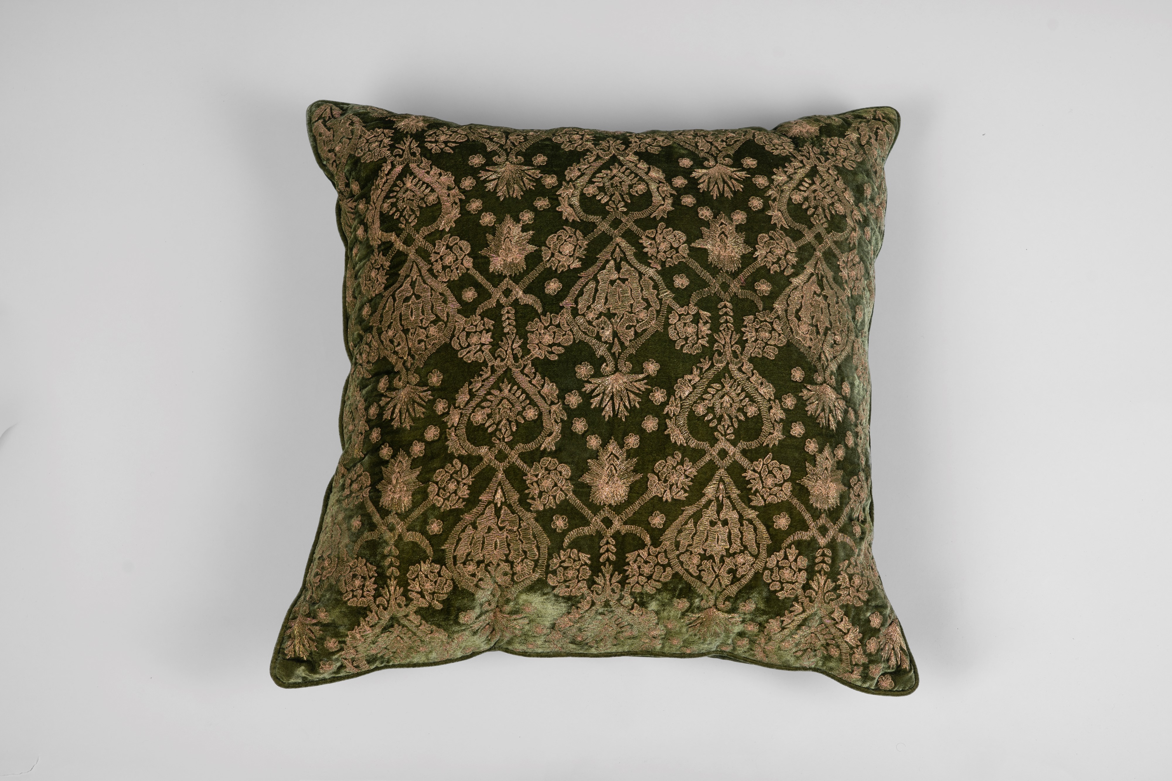 Lotto di sei cuscini imbottiti rivestiti in tessuto decorato a motivi floreali, vegetali e animal...