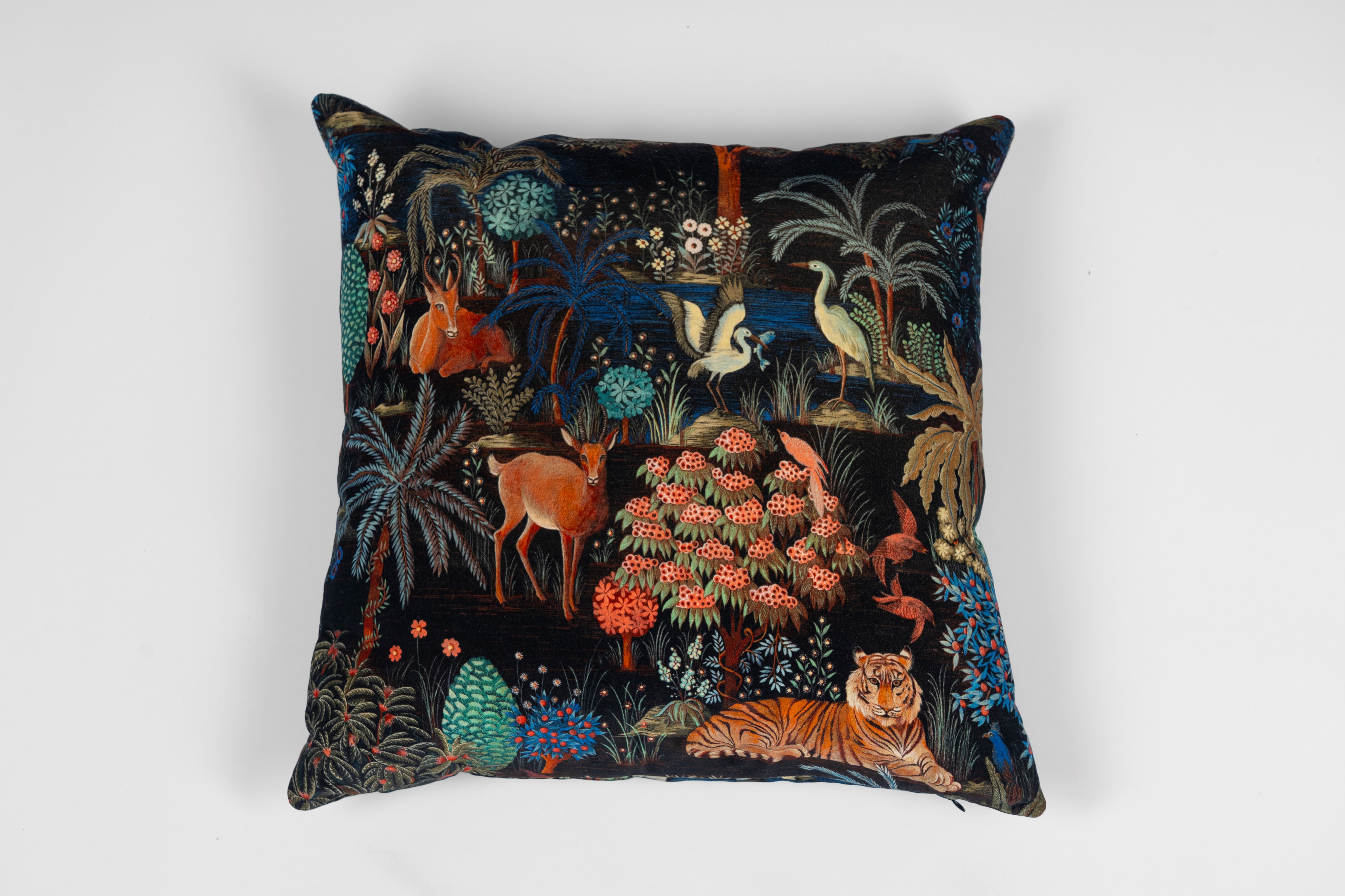 Lotto di sei cuscini imbottiti rivestiti in tessuto decorato a motivi floreali, vegetali e animal...