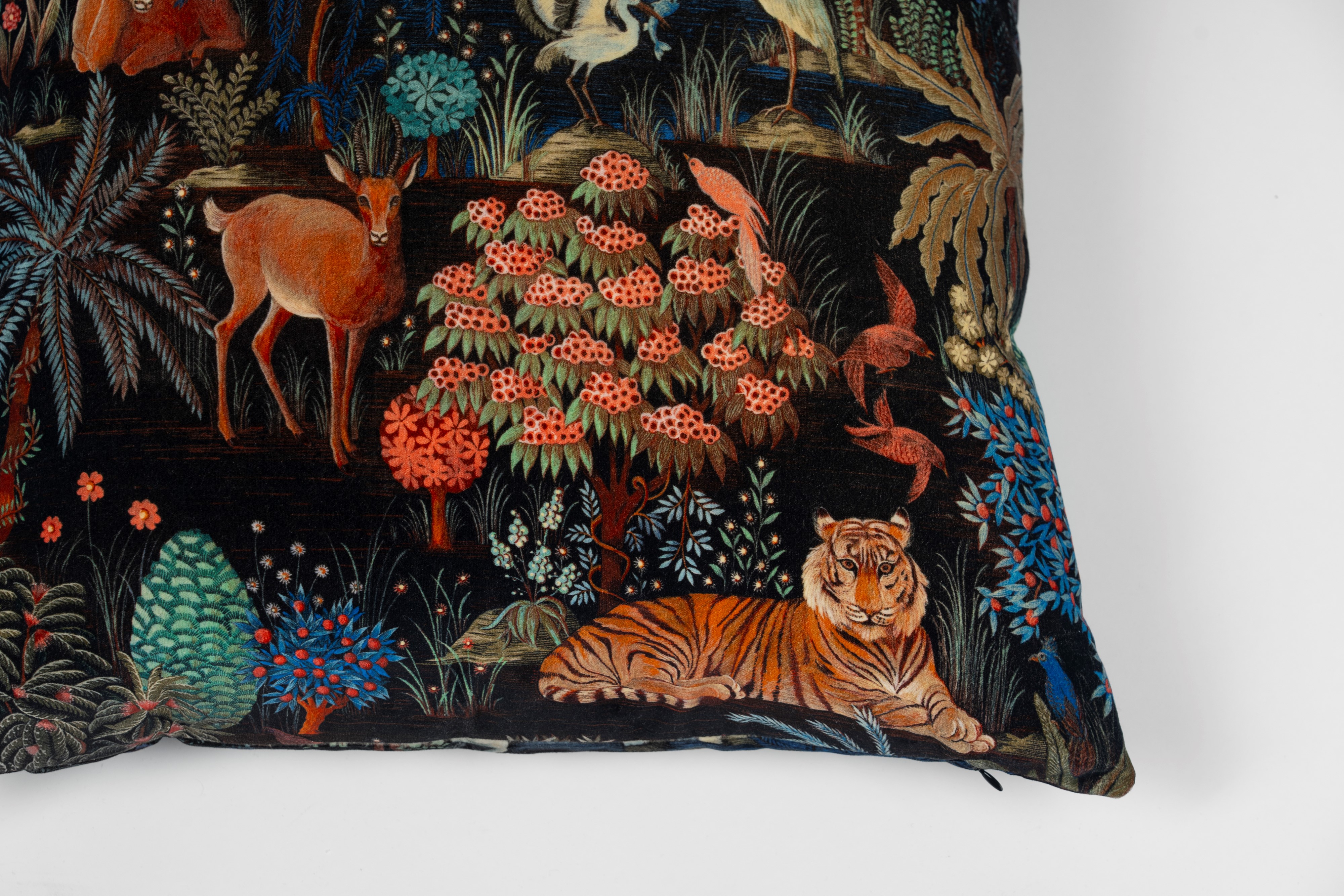 Lotto di sei cuscini imbottiti rivestiti in tessuto decorato a motivi floreali, vegetali e animal...