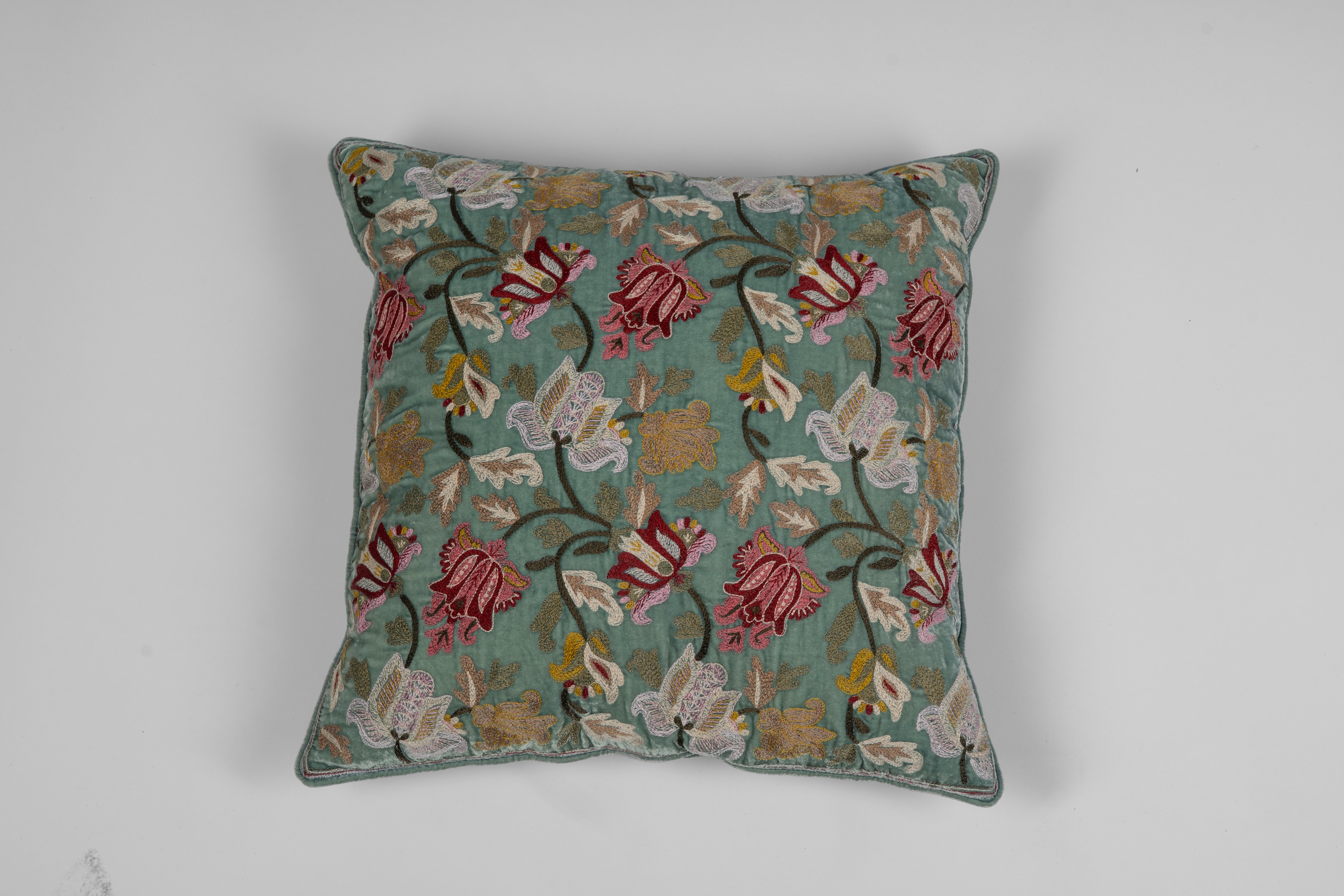 Lotto di sei cuscini imbottiti rivestiti in tessuto decorato a motivi floreali, vegetali e animal...