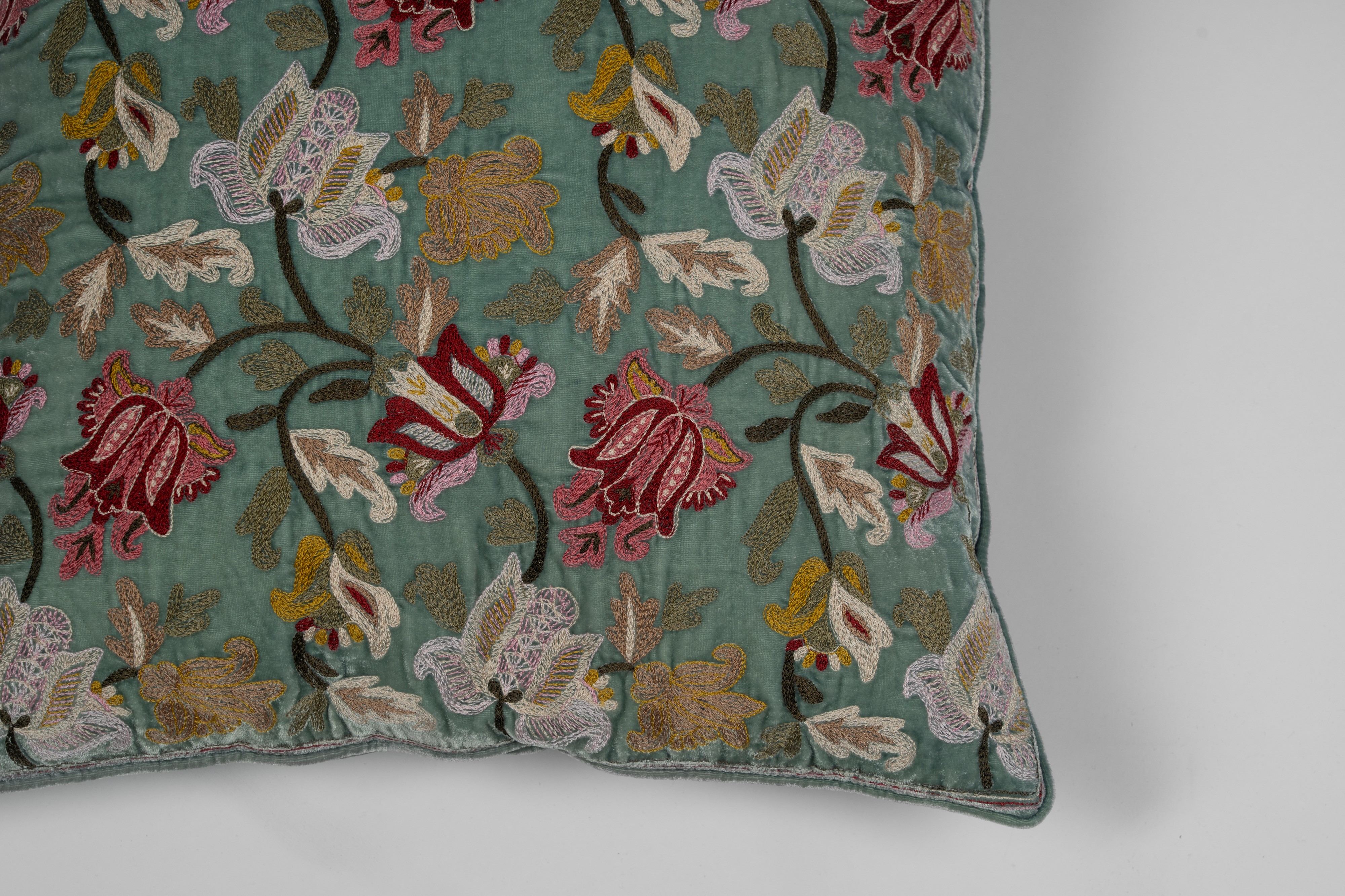 Lotto di sei cuscini imbottiti rivestiti in tessuto decorato a motivi floreali, vegetali e animal...