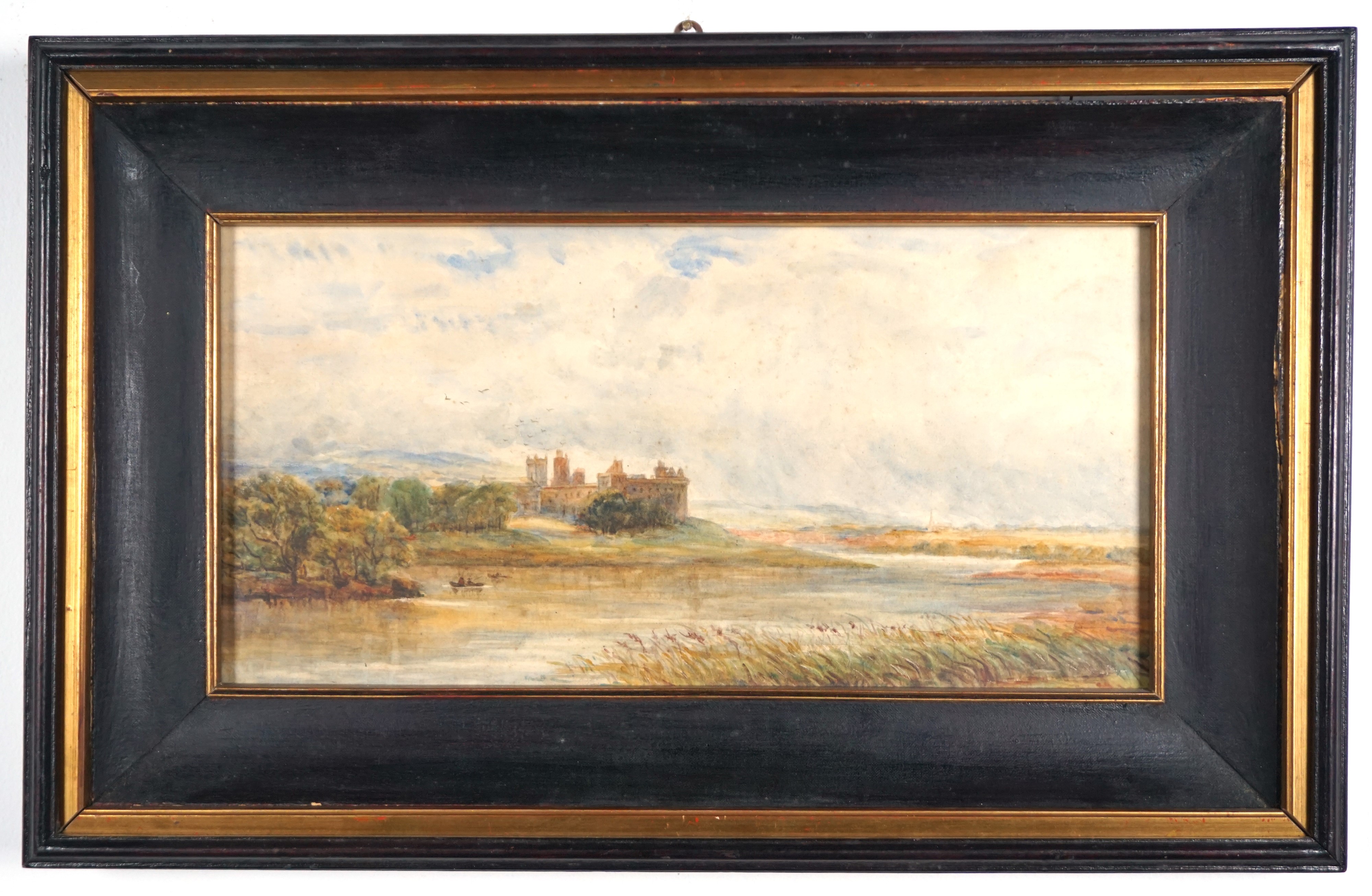 Paesaggio lacruste con castello sullo sfondo