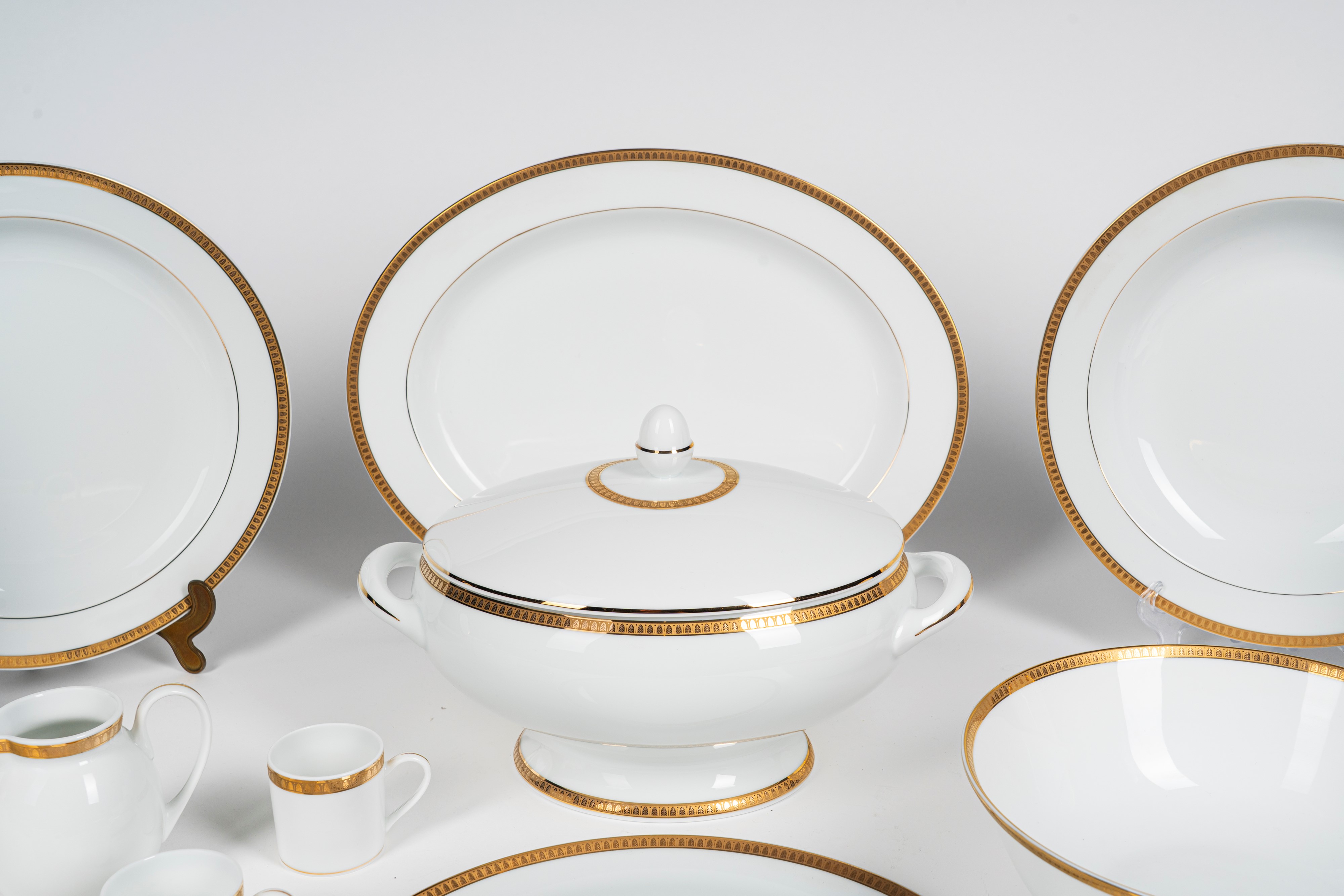 Servizio da dodici in porcellana Christofle, modello “Malmaison”, Francia, bordo in oro applicato...