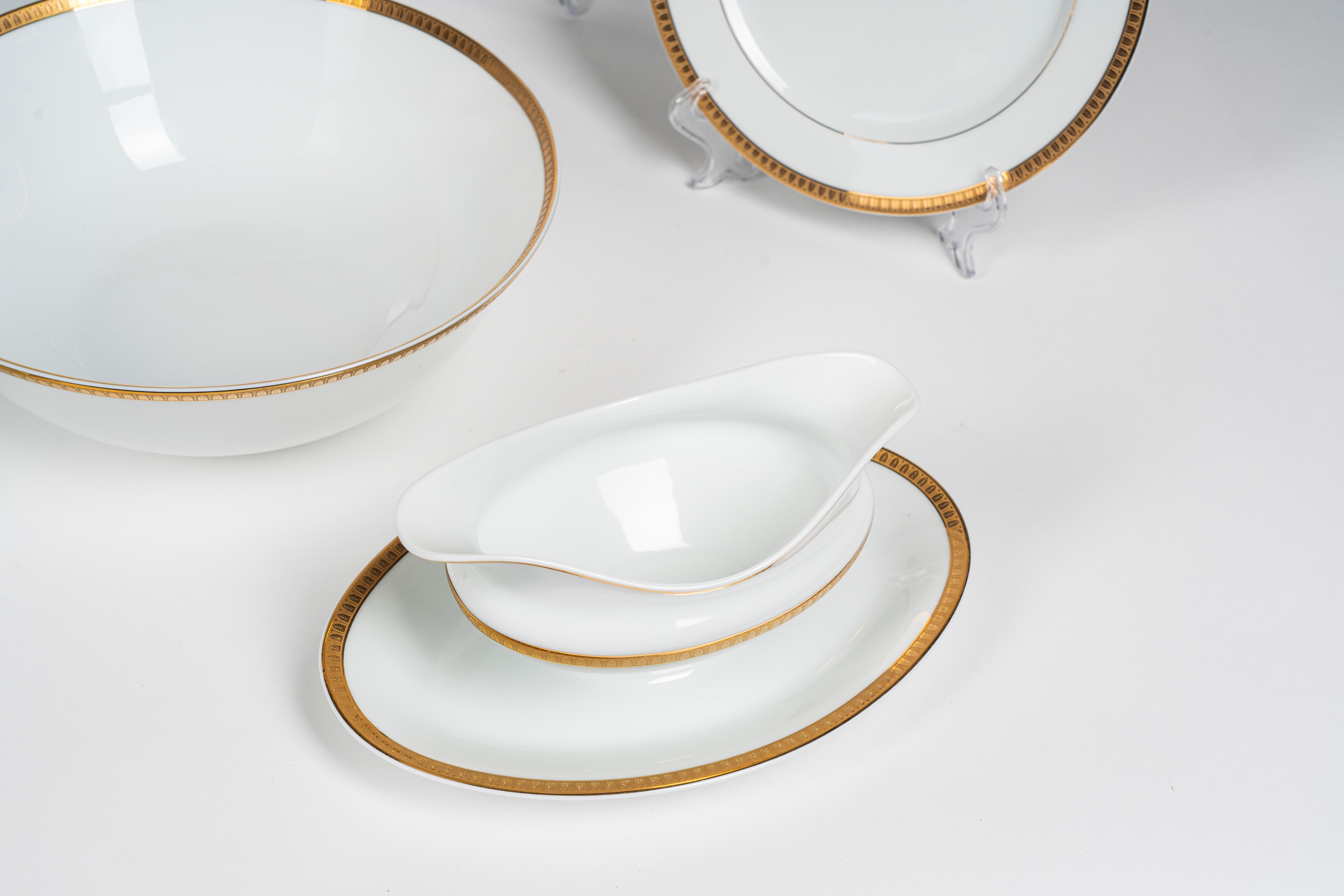 Servizio da dodici in porcellana Christofle, modello “Malmaison”, Francia, bordo in oro applicato...