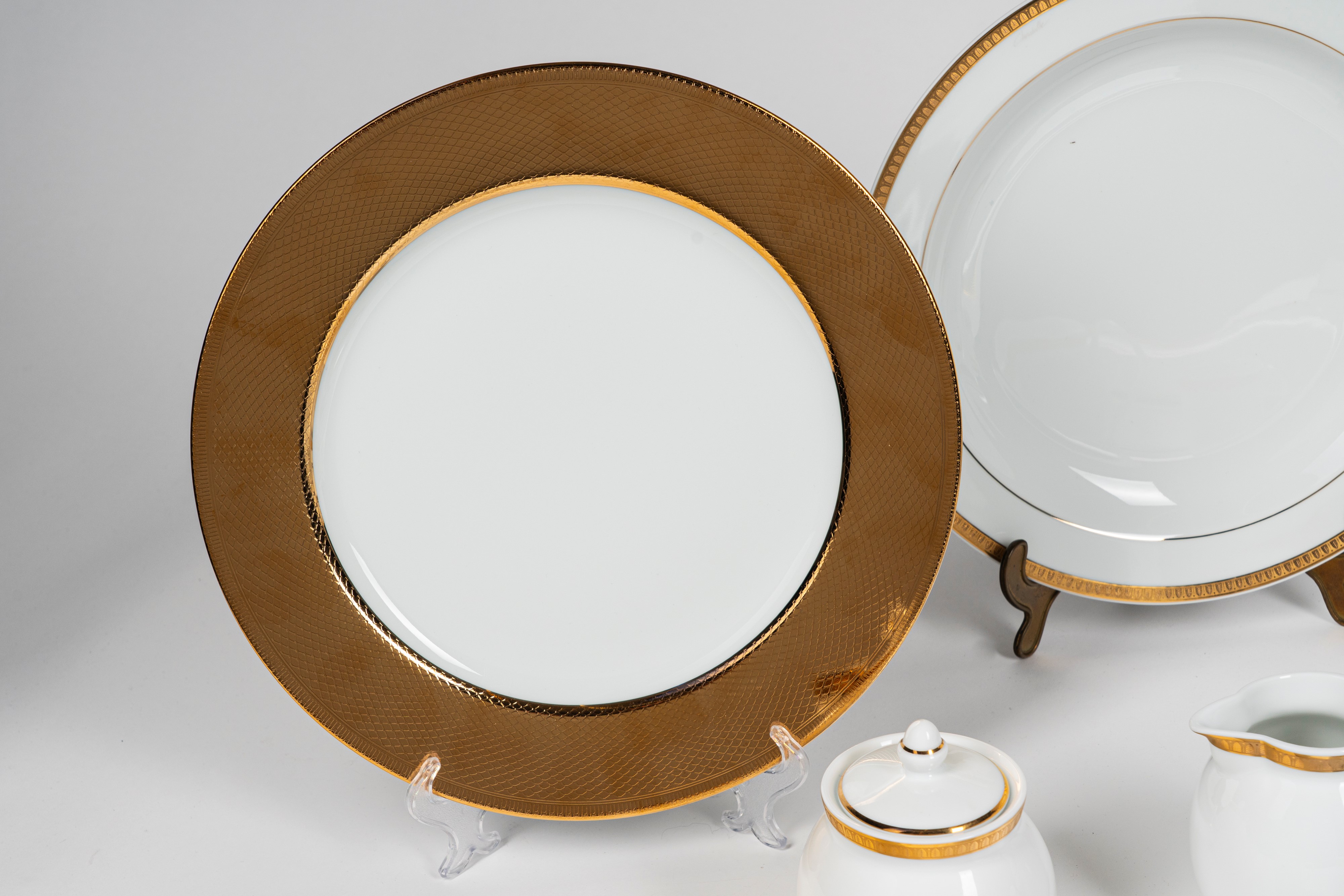 Servizio da dodici in porcellana Christofle, modello “Malmaison”, Francia, bordo in oro applicato...