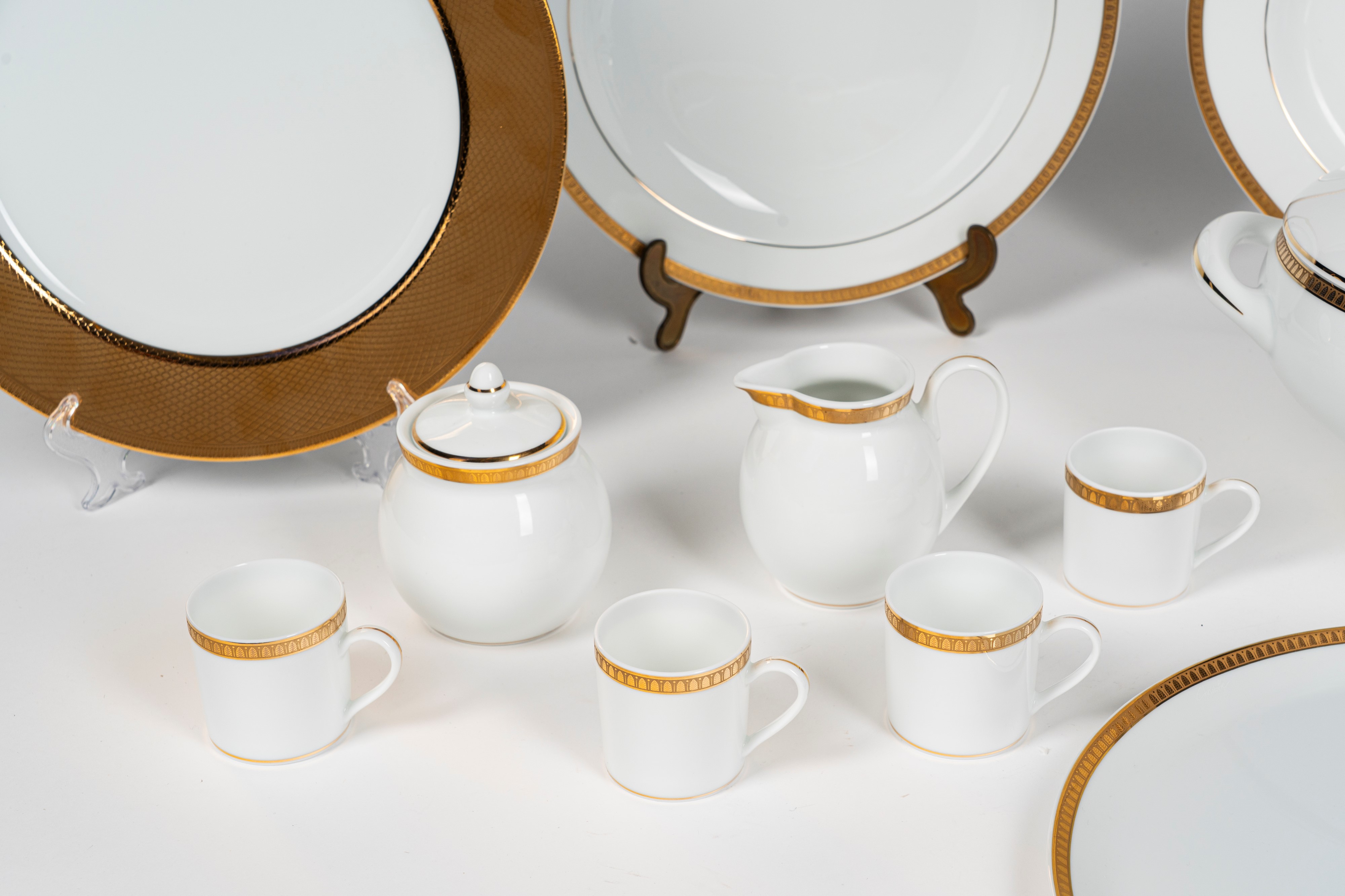 Servizio da dodici in porcellana Christofle, modello “Malmaison”, Francia, bordo in oro applicato...