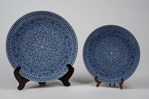 Due piatti in porcellana con decoro gemetrico bianco e blu. Cocema Fes Maroc