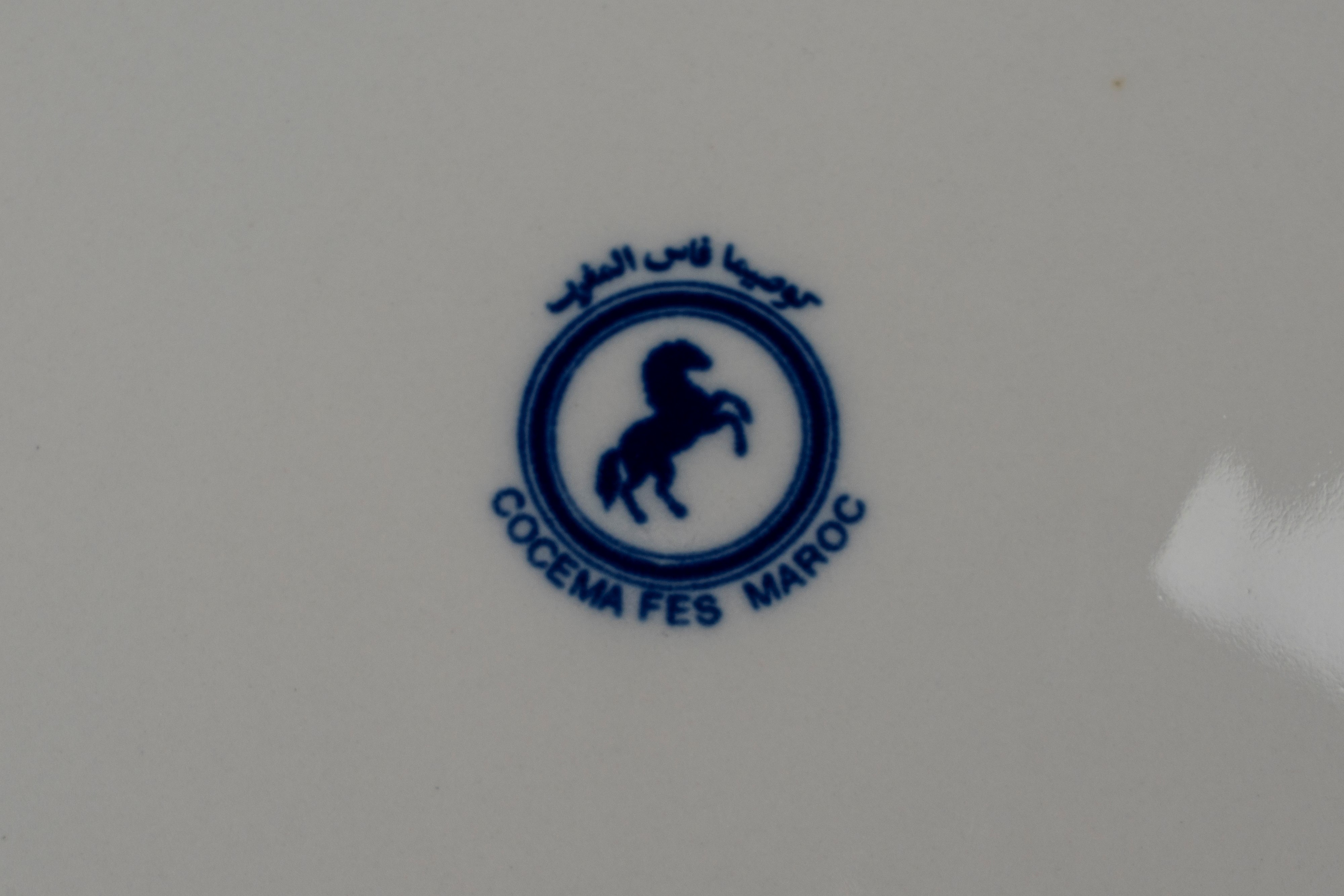 Due piatti in porcellana con decoro gemetrico bianco e blu. Cocema Fes Maroc