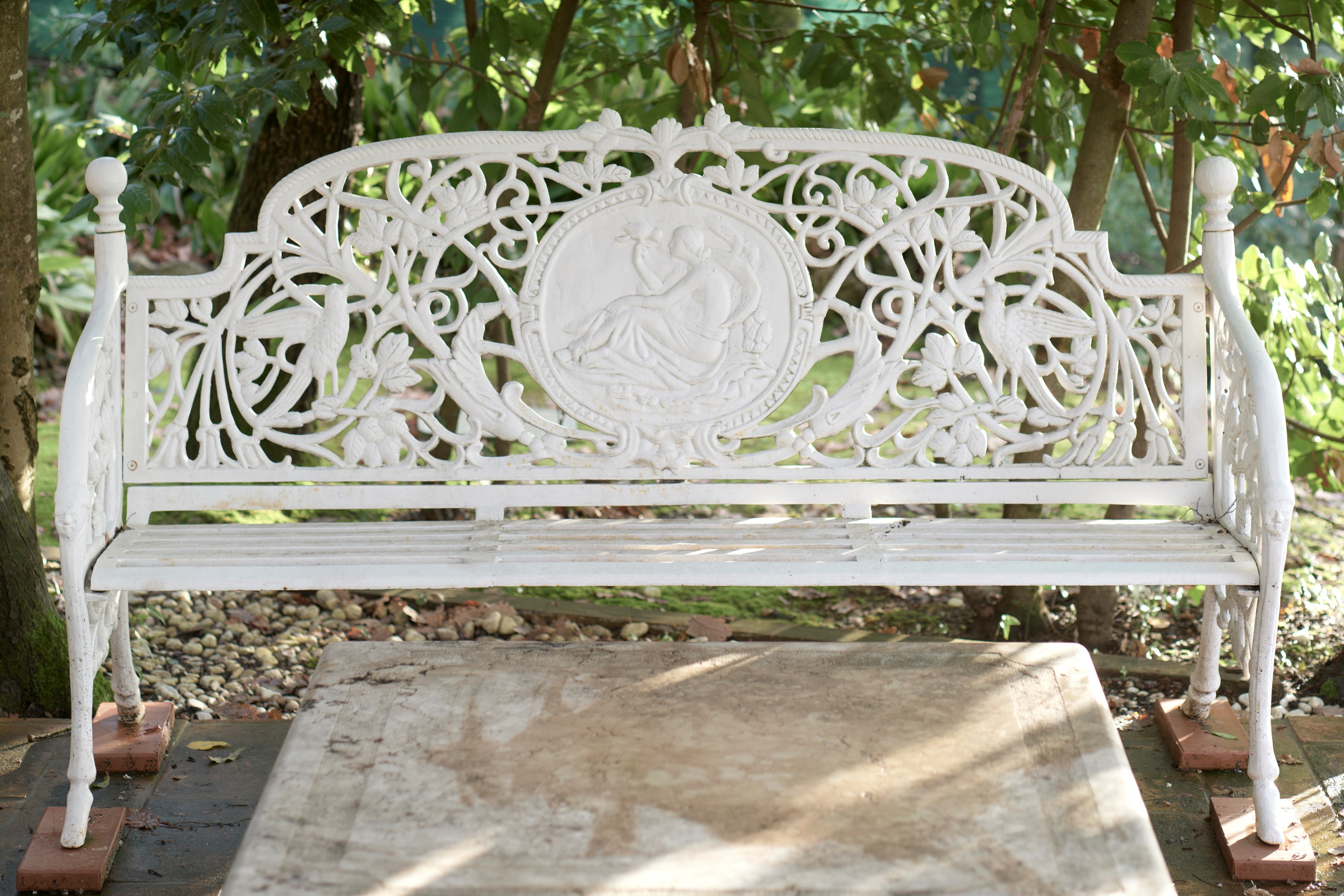 Elegante Panca da Giardino di Gusto Vittoriano in Ferro Laccato Bianco.