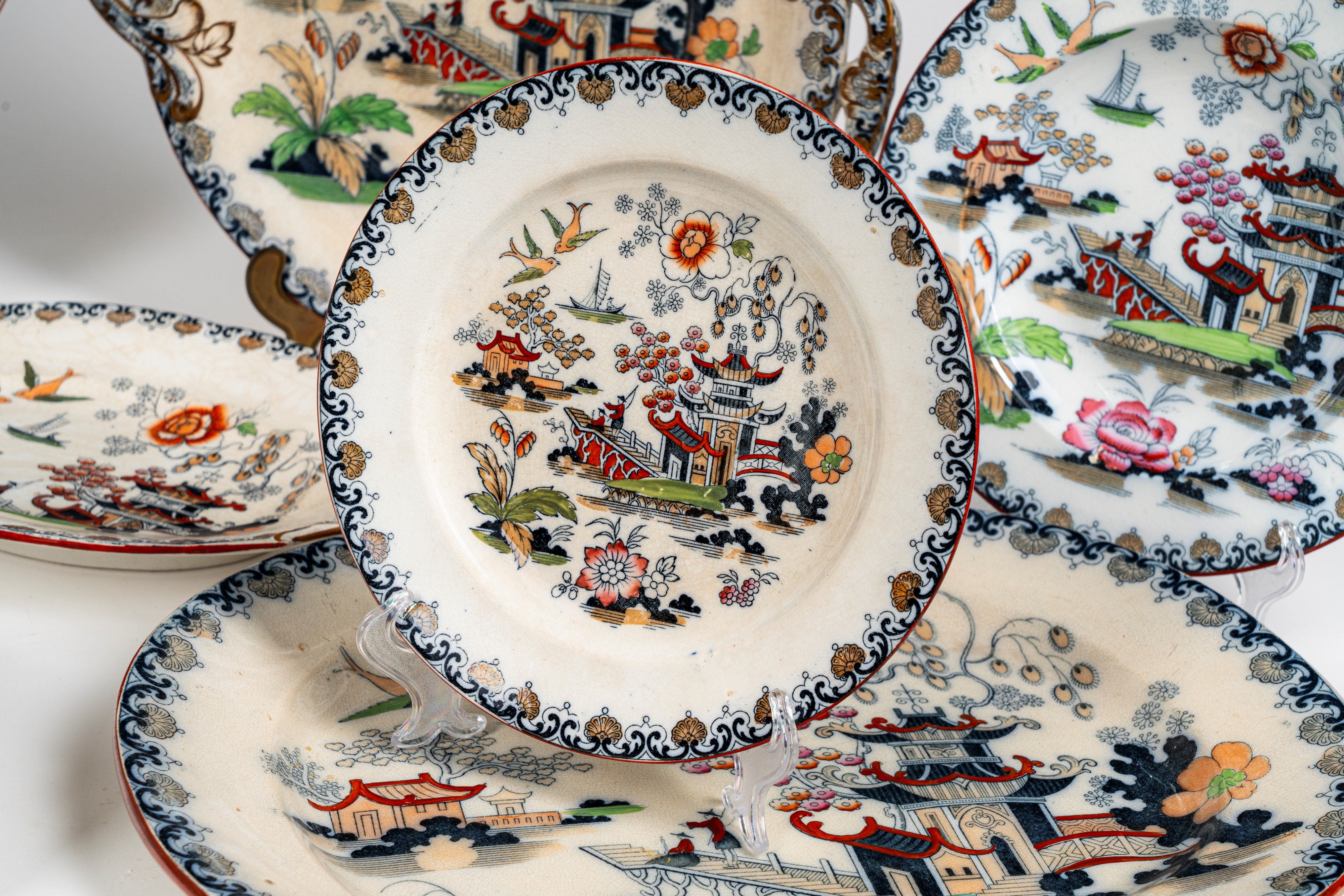 Manifattura Wedgwood, 1900 Circa. Servizio di Piatti in Ceramica a Decoro "chusan" Policromo a Pa...
