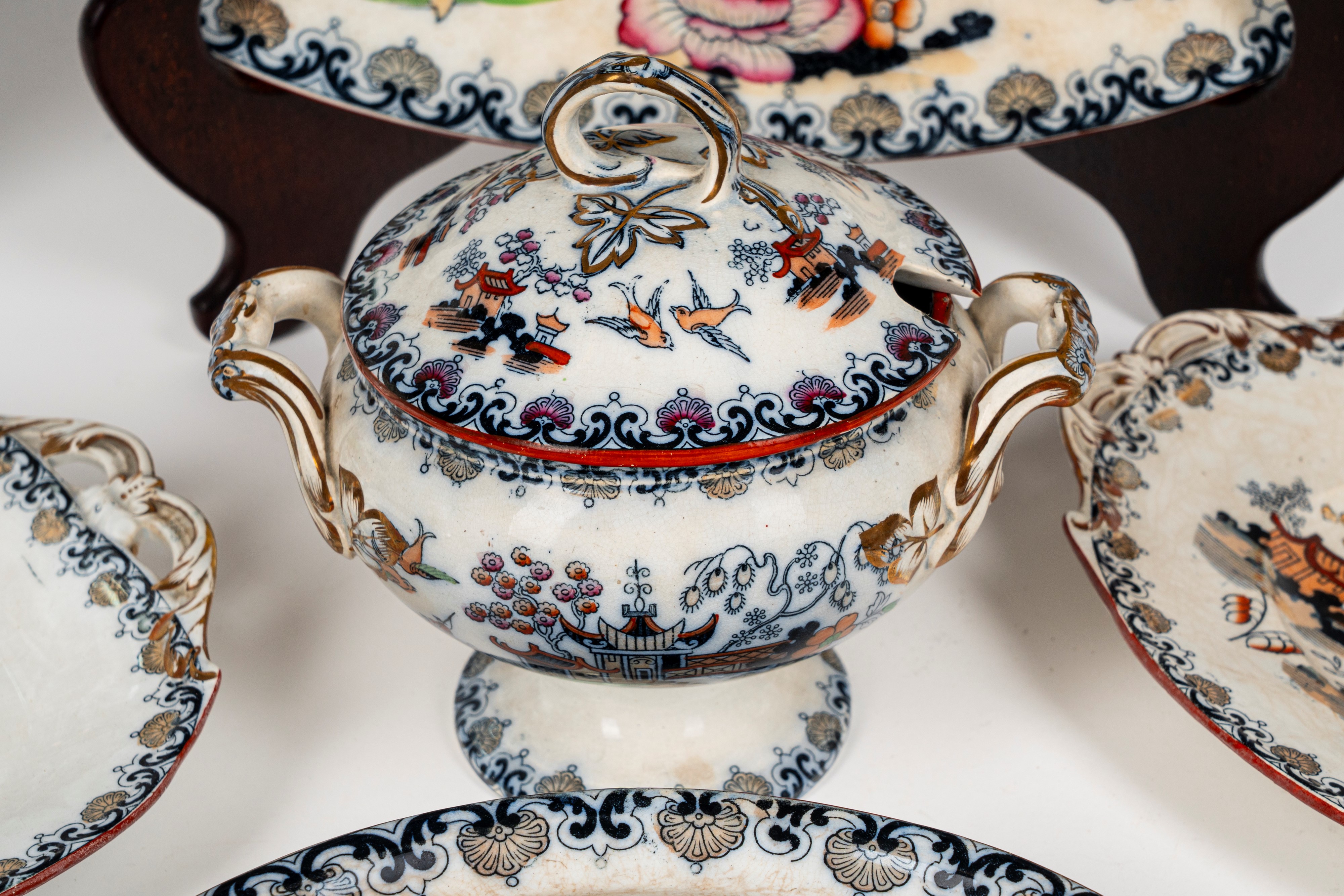 Manifattura Wedgwood, 1900 Circa. Servizio di Piatti in Ceramica a Decoro "chusan" Policromo a Pa...