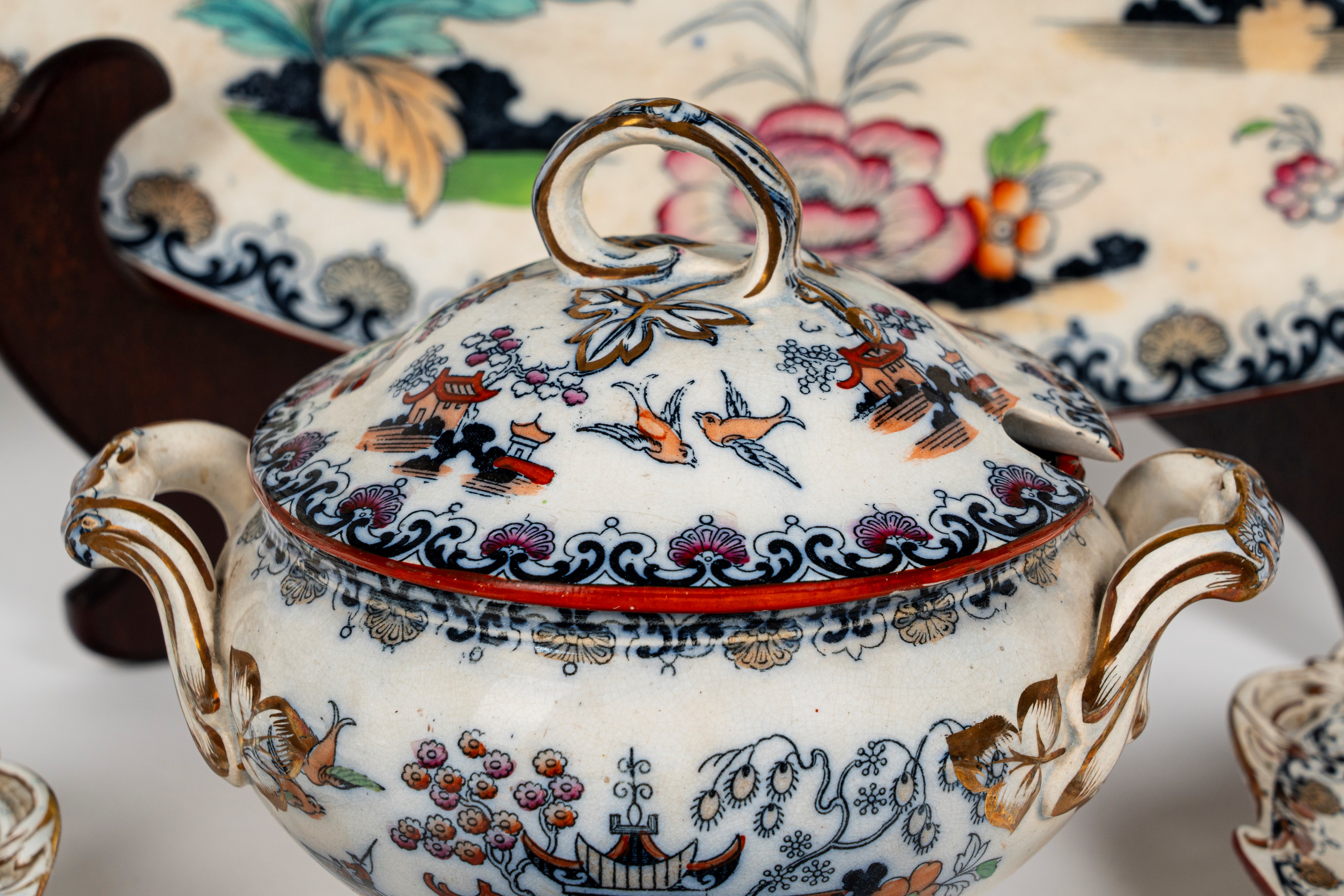 Manifattura Wedgwood, 1900 Circa. Servizio di Piatti in Ceramica a Decoro "chusan" Policromo a Pa...