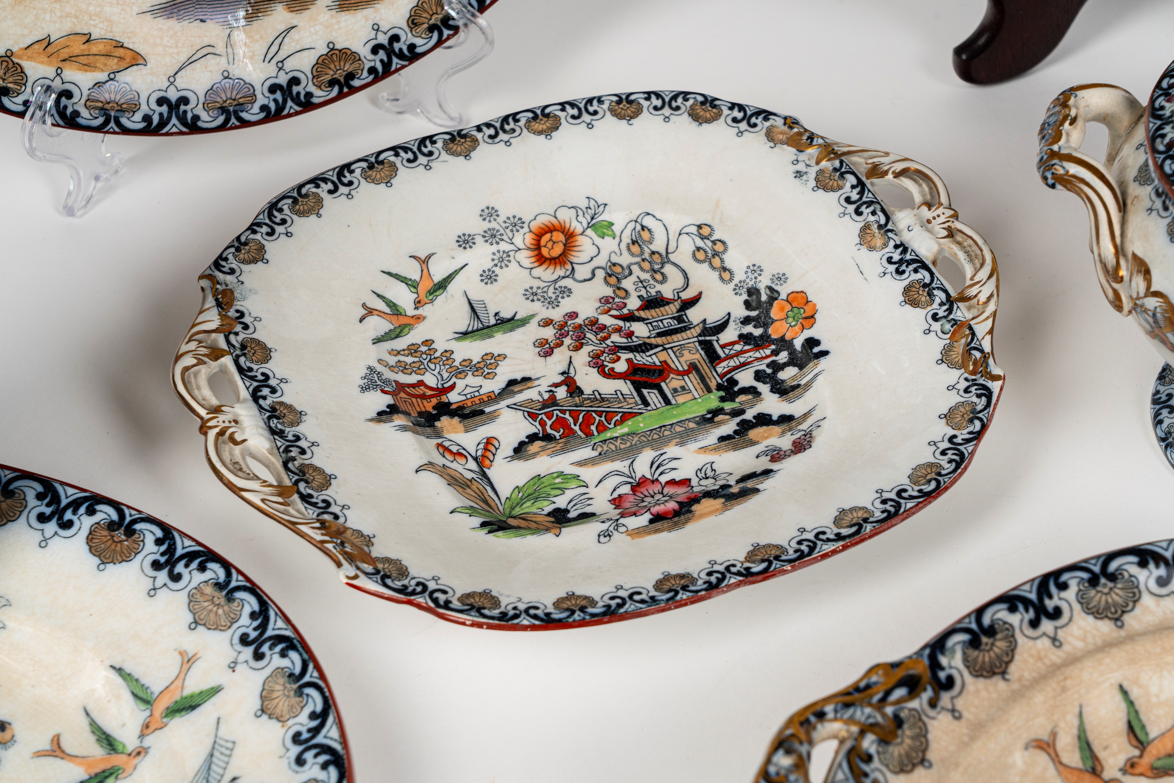 Manifattura Wedgwood, 1900 Circa. Servizio di Piatti in Ceramica a Decoro "chusan" Policromo a Pa...