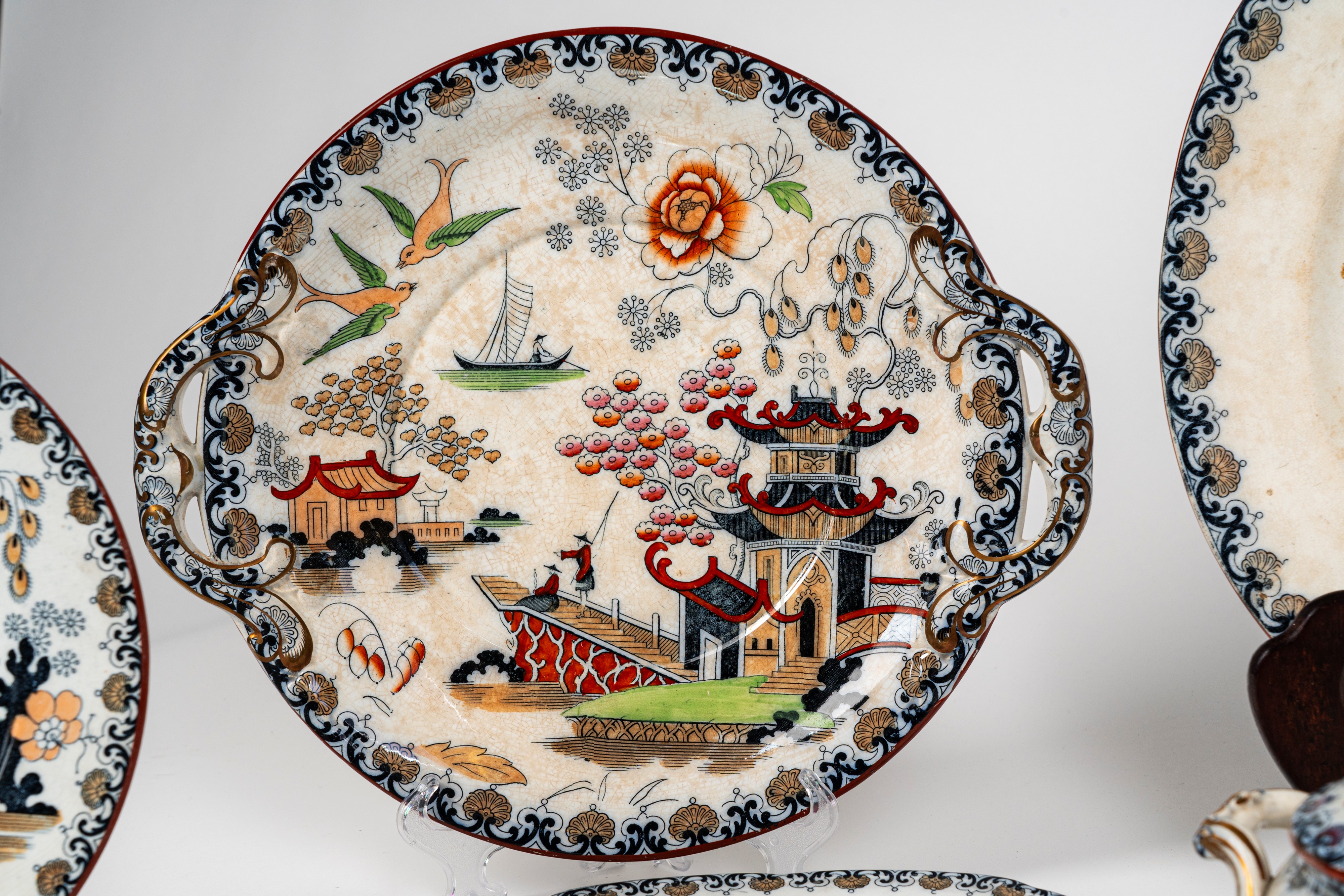 Manifattura Wedgwood, 1900 Circa. Servizio di Piatti in Ceramica a Decoro "chusan" Policromo a Pa...