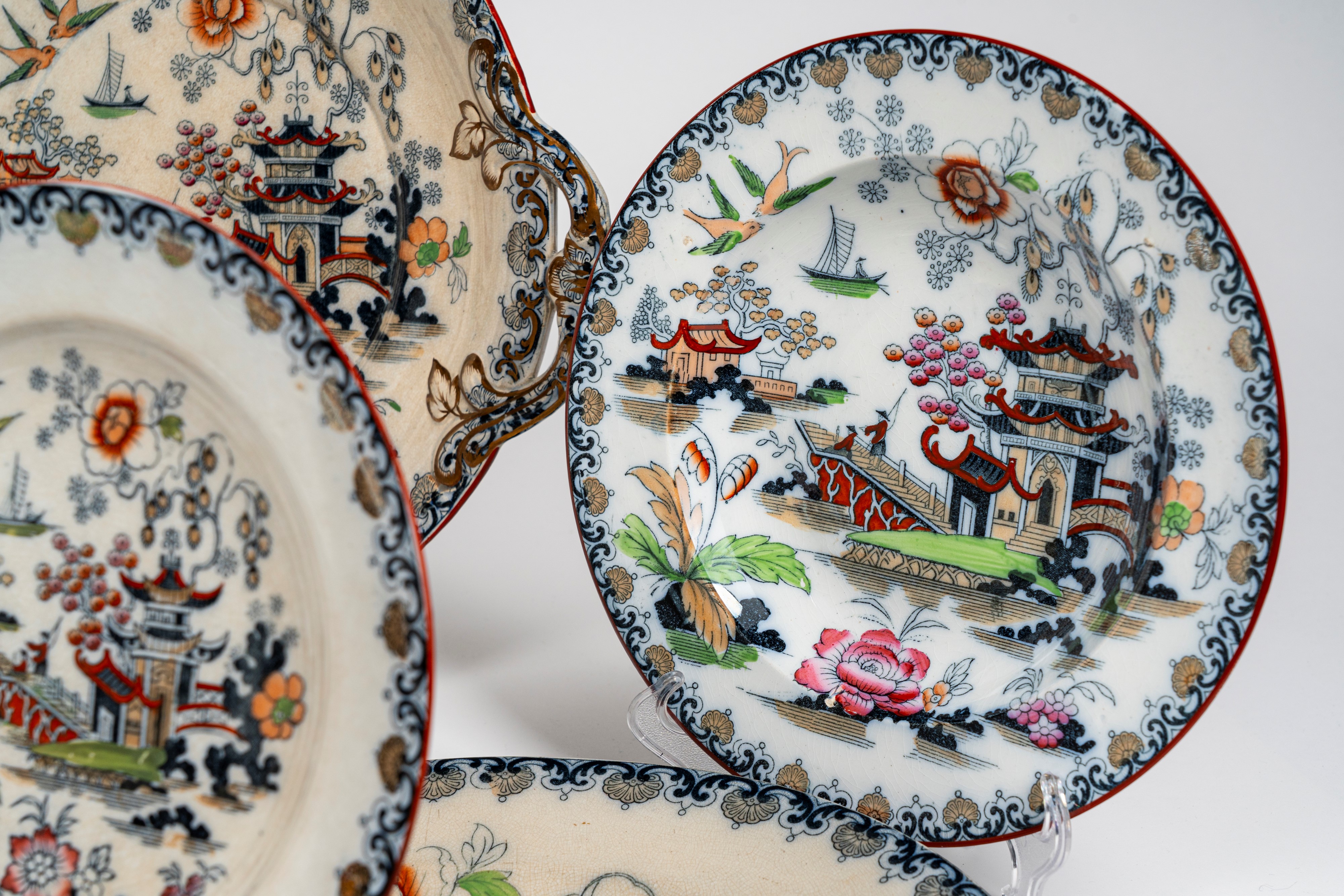 Manifattura Wedgwood, 1900 Circa. Servizio di Piatti in Ceramica a Decoro "chusan" Policromo a Pa...