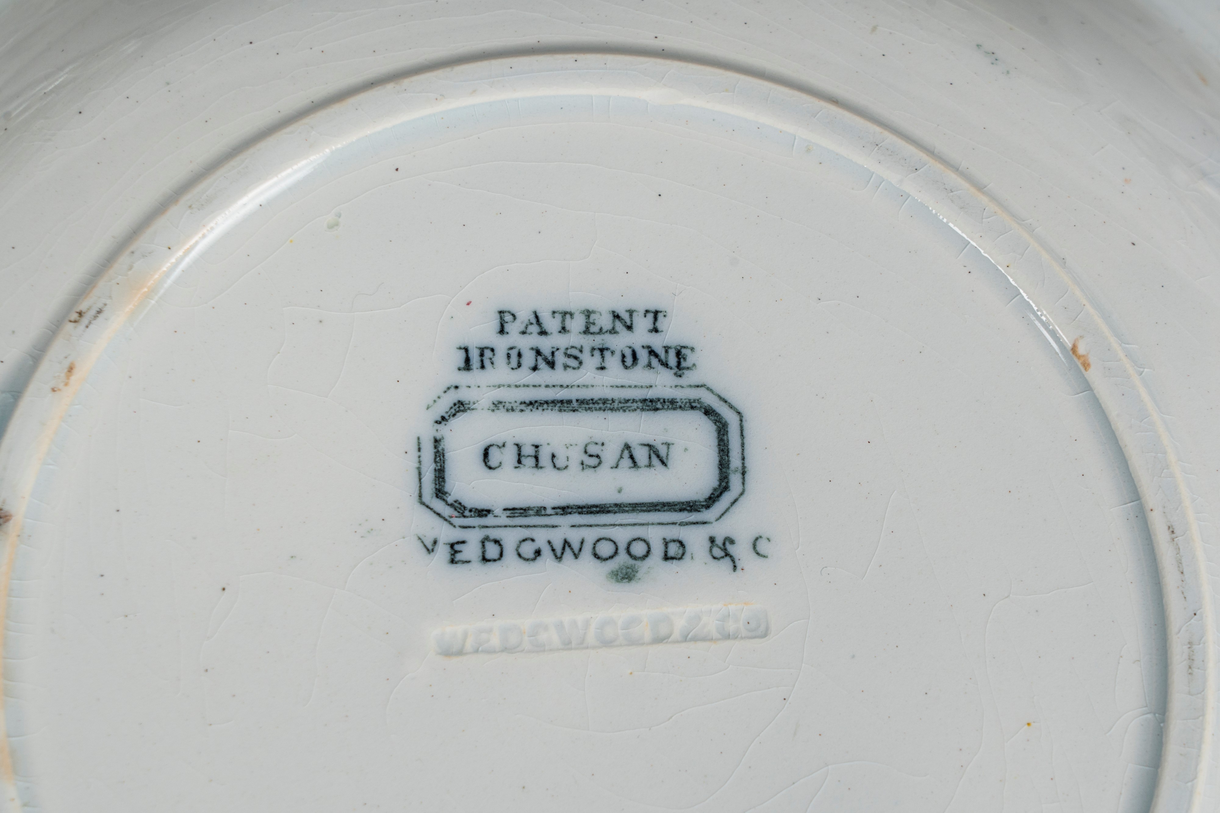 Manifattura Wedgwood, 1900 Circa. Servizio di Piatti in Ceramica a Decoro "chusan" Policromo a Pa...