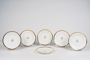 Manifattura Darte Freres, Parigi 1820 circa. Gruppo di trentaquattro piatti in porcellana bianca con bordo e monogramma centrale dorato