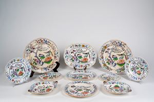 Manifattura di Davenport, fine secolo XIX. Servizio di piatti in ceramica a bordo sagomato decorato in policromia a paesaggio di gusto orientale con rami fogliacei, uccelli e tralci floreali