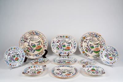 Manifattura di Davenport, Fine Secolo XIX. Servizio di Piatti in Ceramica a Bordo Sagomato Decora...