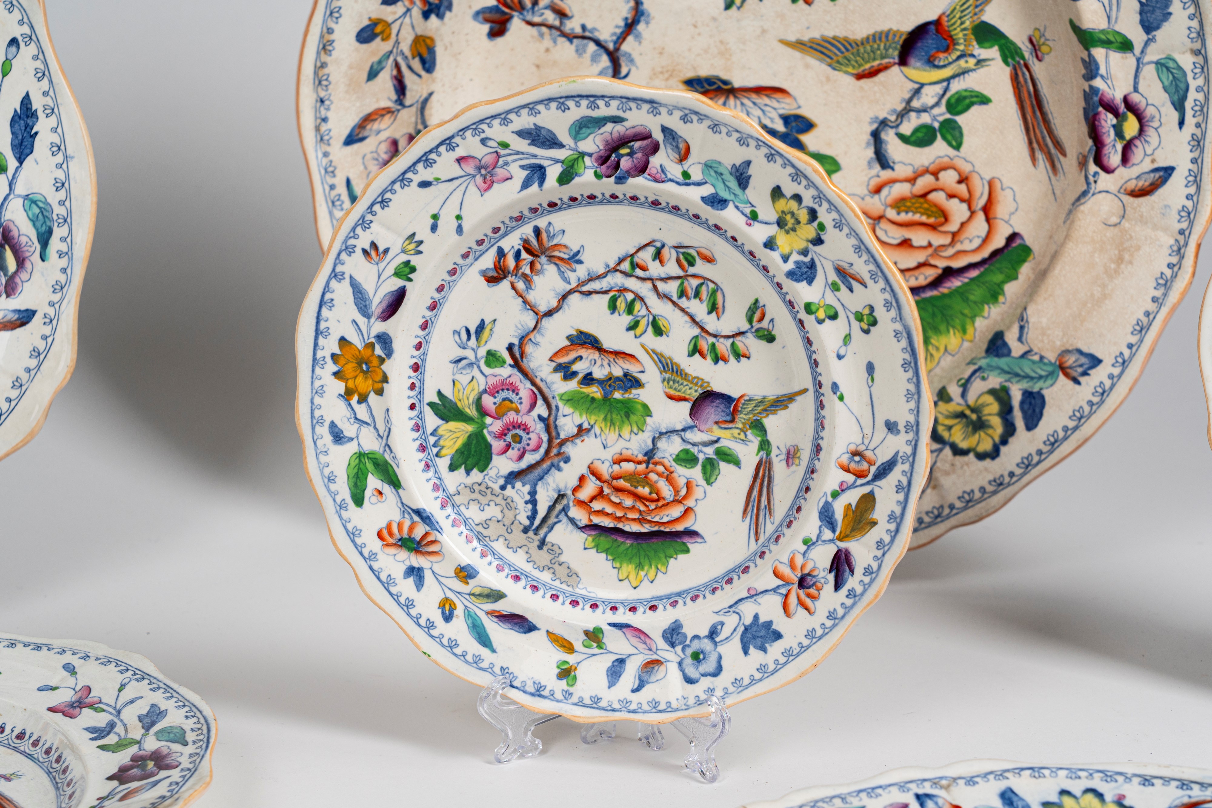 Manifattura di Davenport, Fine Secolo XIX. Servizio di Piatti in Ceramica a Bordo Sagomato Decora...