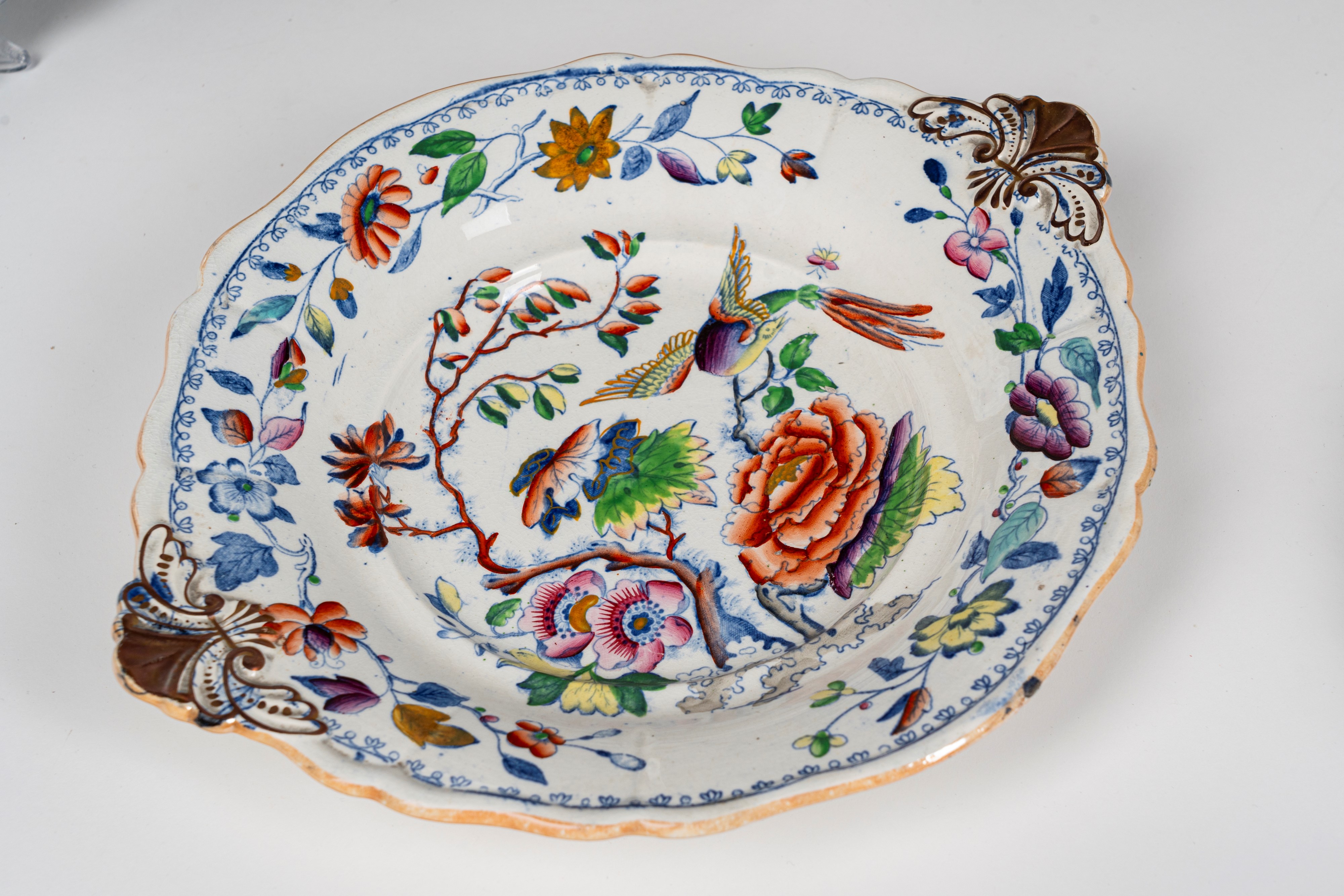 Manifattura di Davenport, Fine Secolo XIX. Servizio di Piatti in Ceramica a Bordo Sagomato Decora...