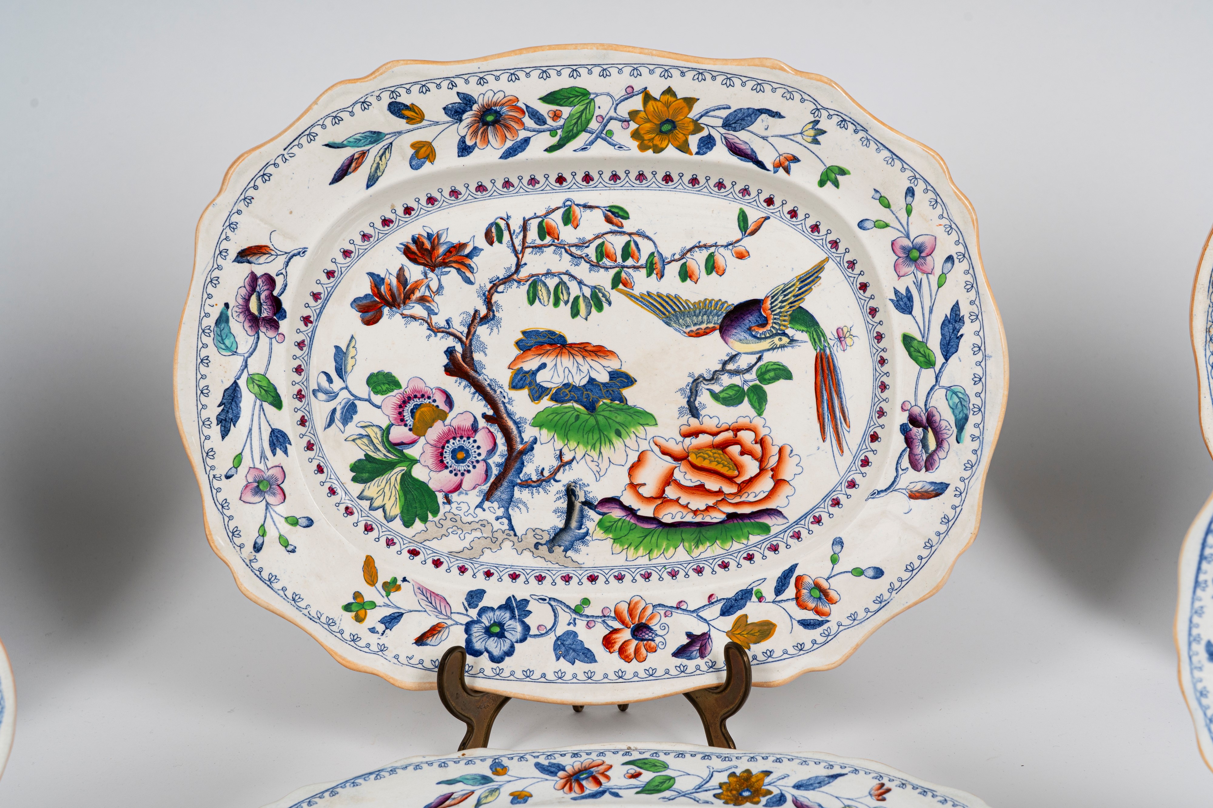 Manifattura di Davenport, Fine Secolo XIX. Servizio di Piatti in Ceramica a Bordo Sagomato Decora...