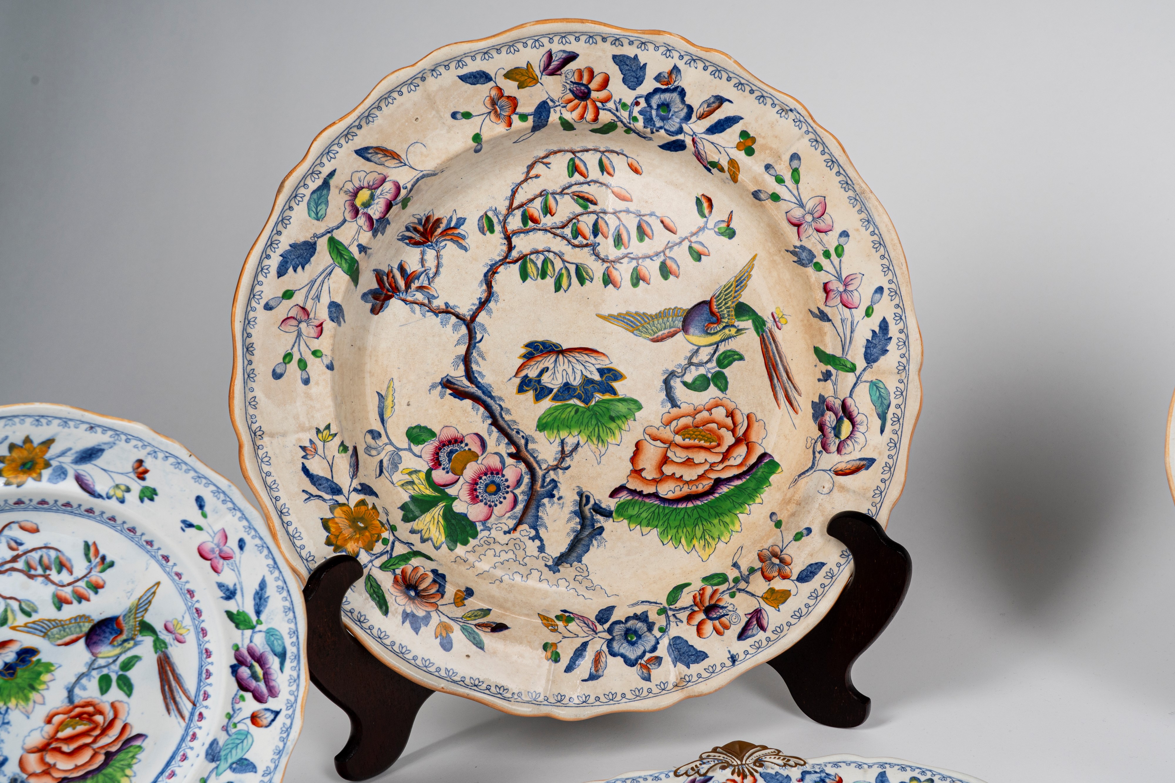 Manifattura di Davenport, Fine Secolo XIX. Servizio di Piatti in Ceramica a Bordo Sagomato Decora...