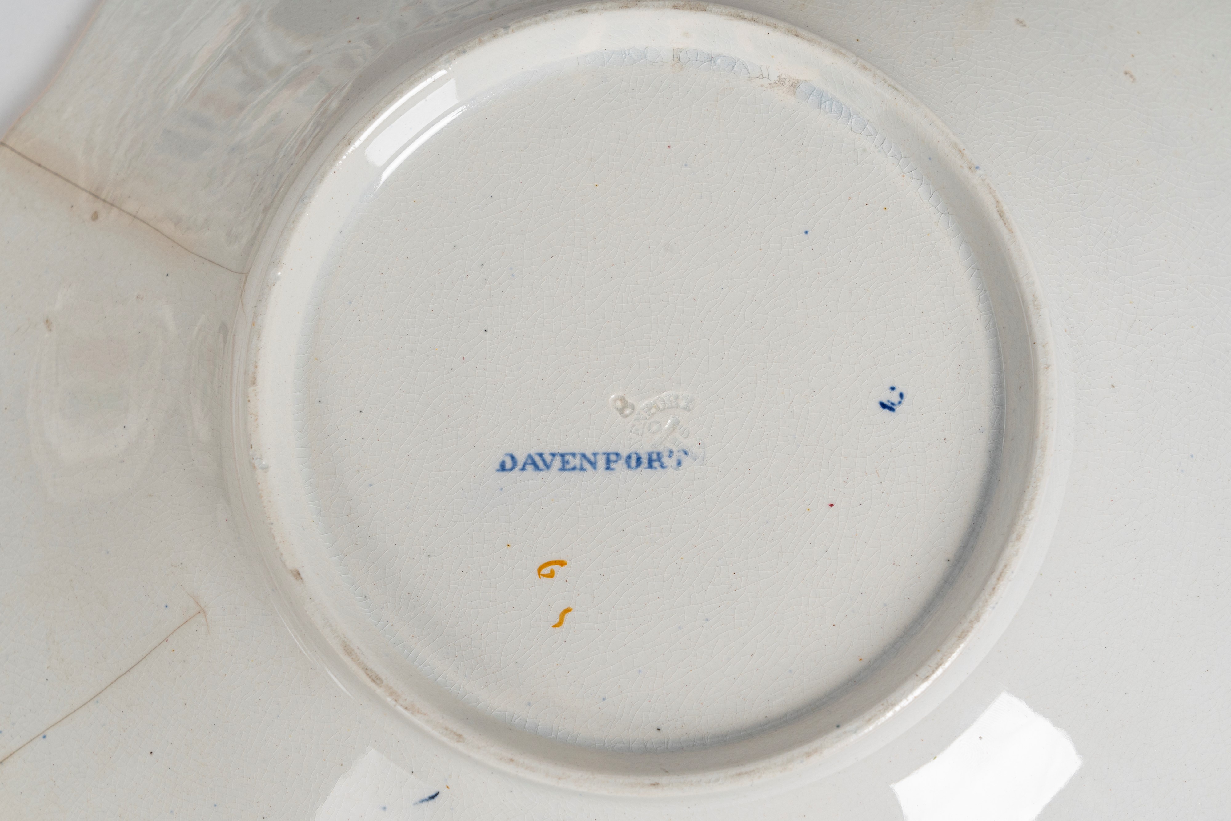 Manifattura di Davenport, Fine Secolo XIX. Servizio di Piatti in Ceramica a Bordo Sagomato Decora...