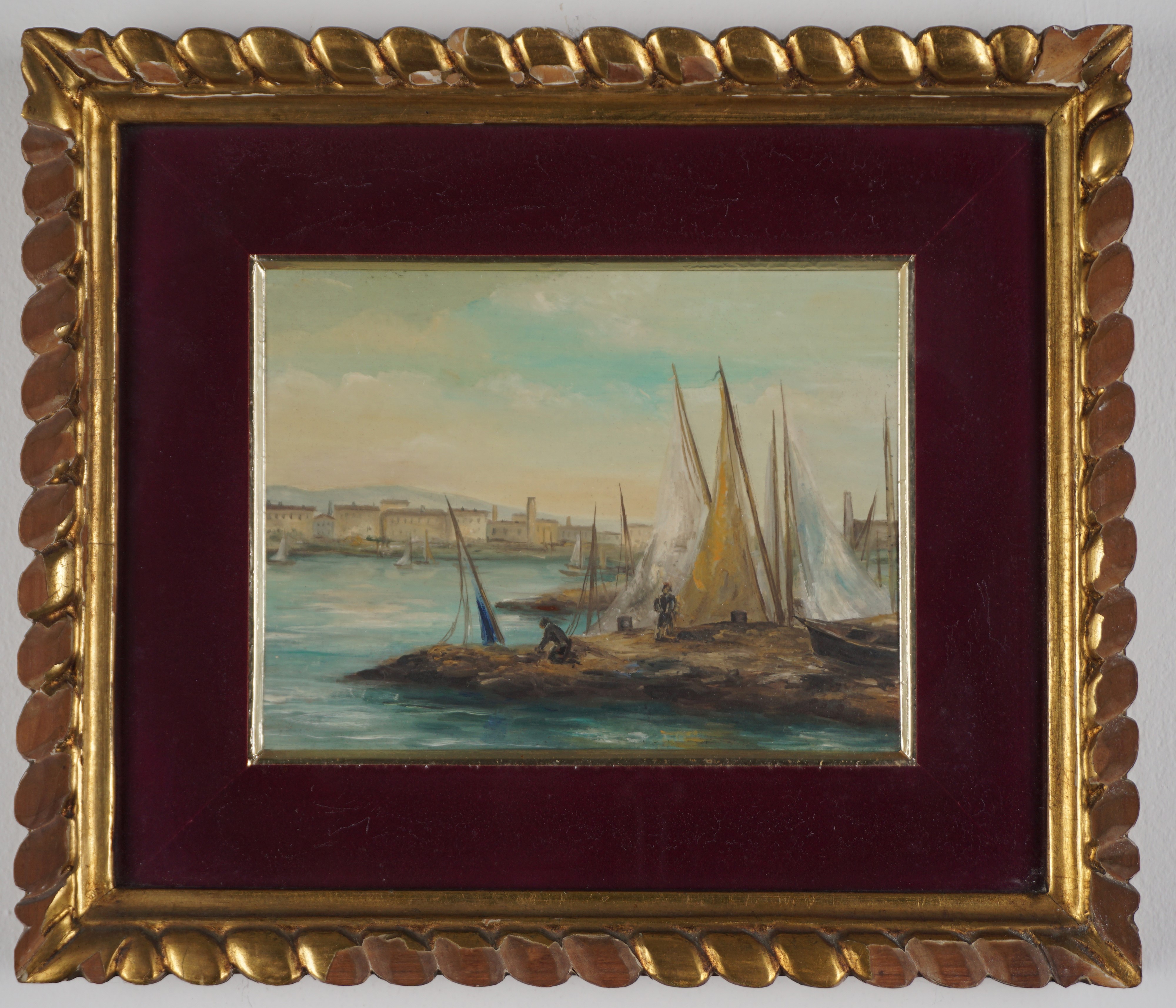 Marina con città sullo sfondo