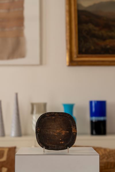 Vassoio circolare in legno, patina scura
