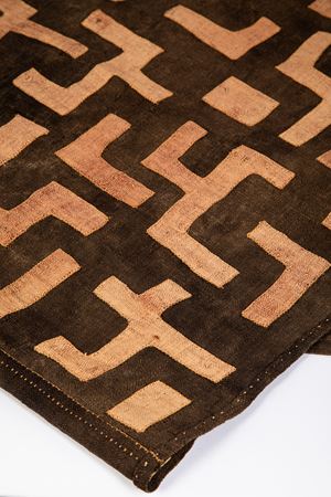 Lungo tessuto di rafia su fondo marrone