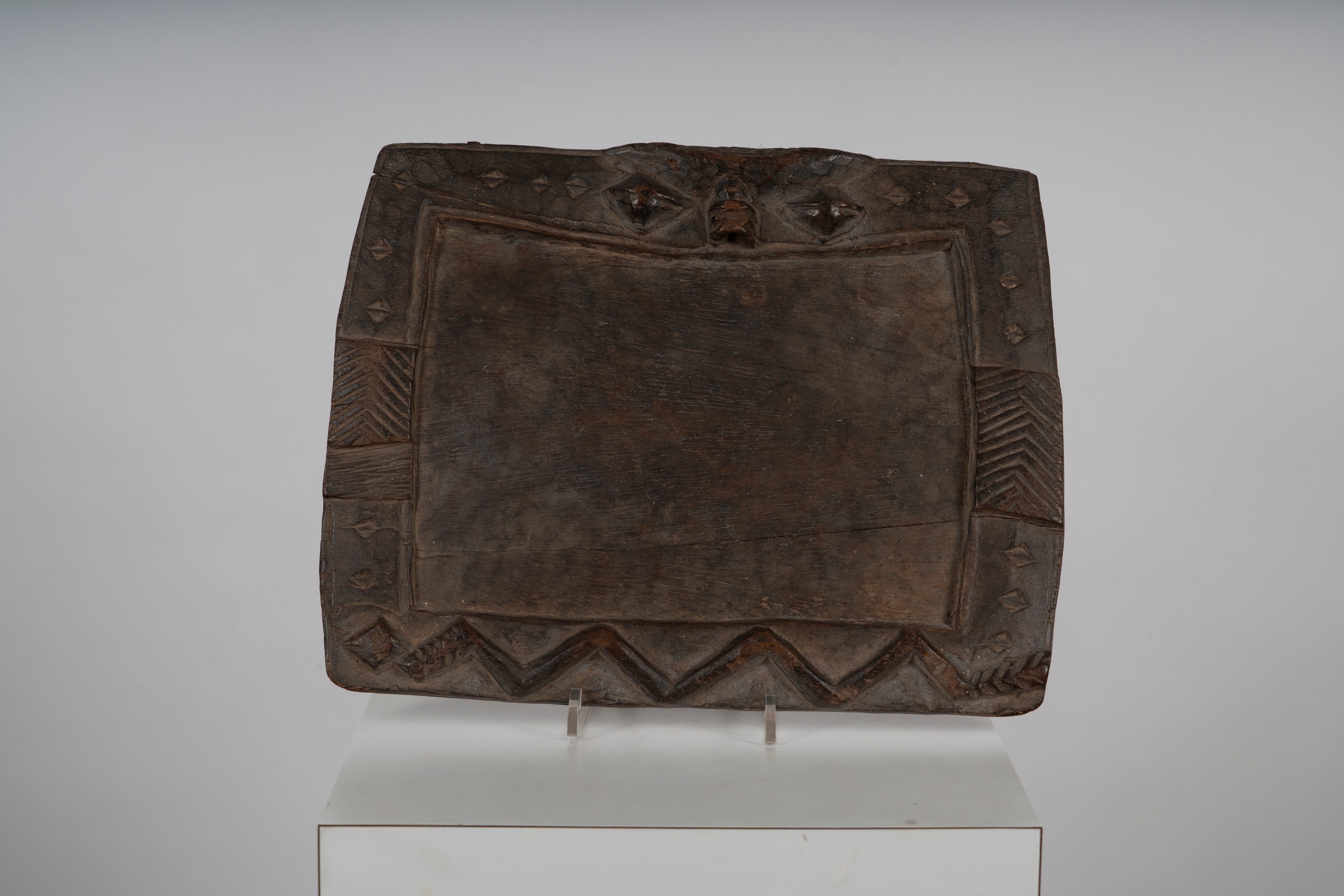 Yoruba, Nigeria - Vassoio da cerimonia in legno a patina scura, rettangolare