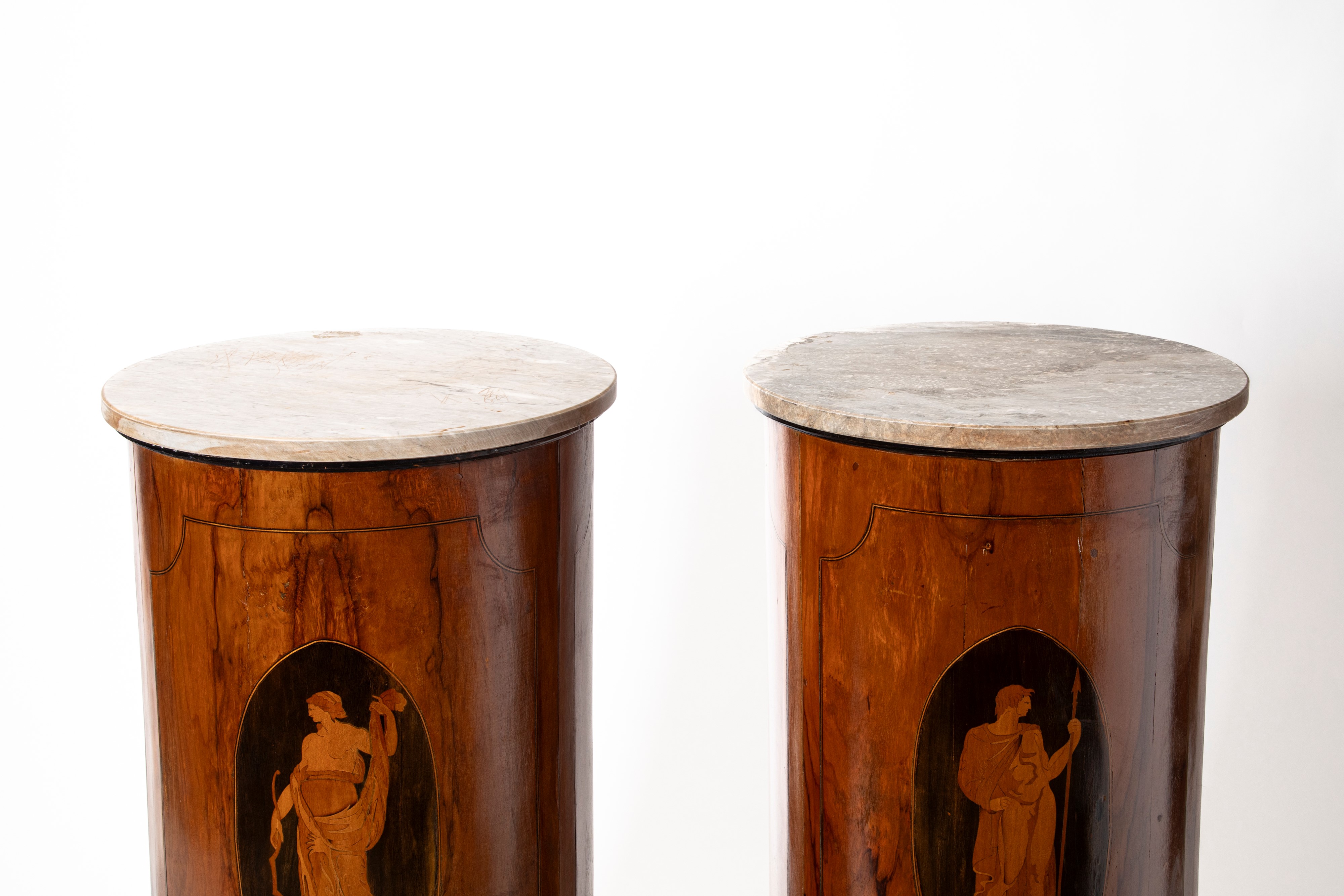 Coppia di gueridon a cilindro in legno lastronato e intarsiato con piani in marmo. Fine secolo XV...
