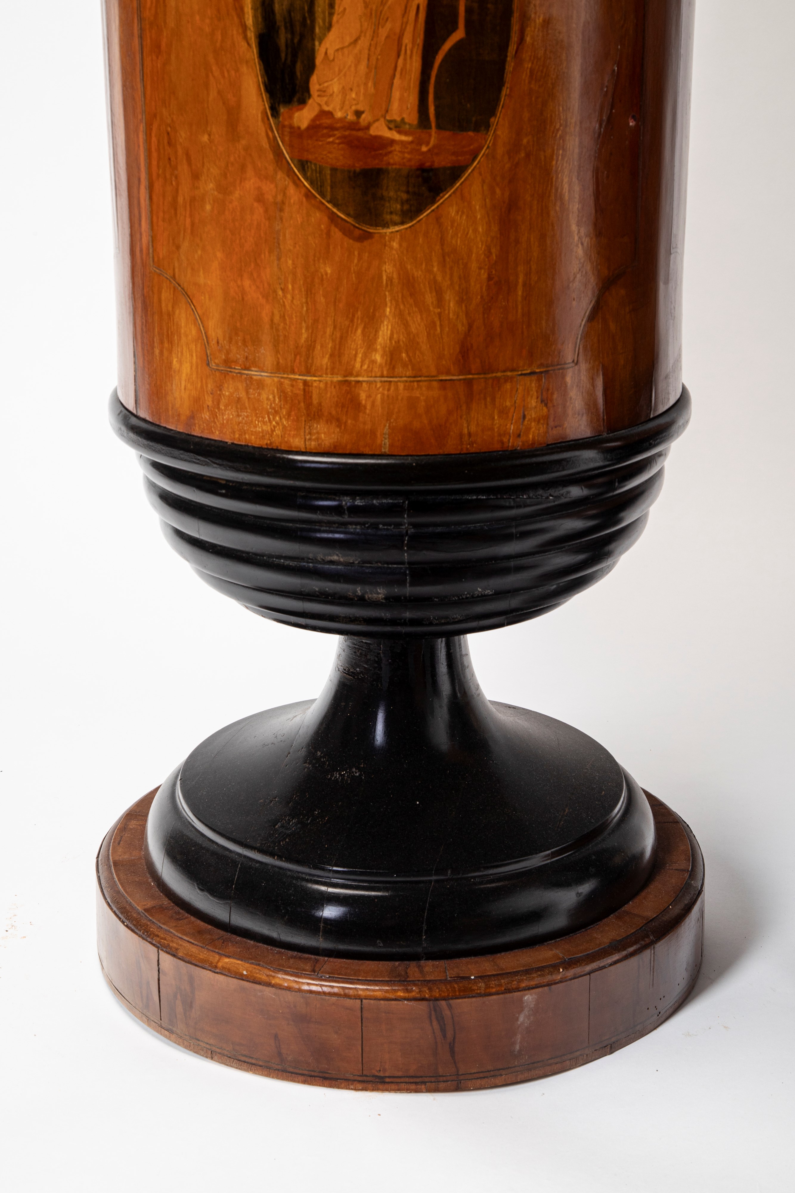 Coppia di gueridon a cilindro in legno lastronato e intarsiato con piani in marmo. Fine secolo XV...