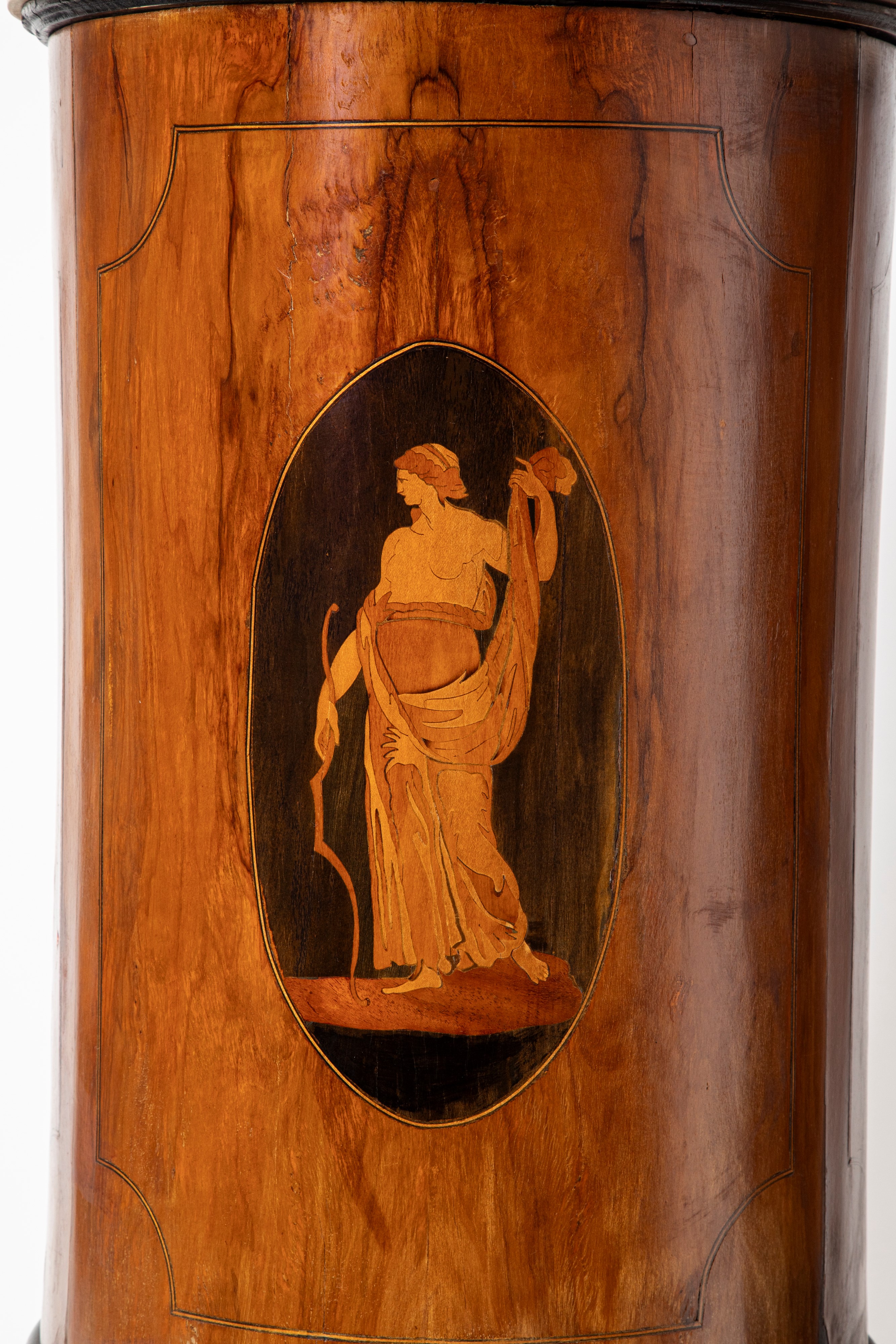 Coppia di gueridon a cilindro in legno lastronato e intarsiato con piani in marmo. Fine secolo XV...