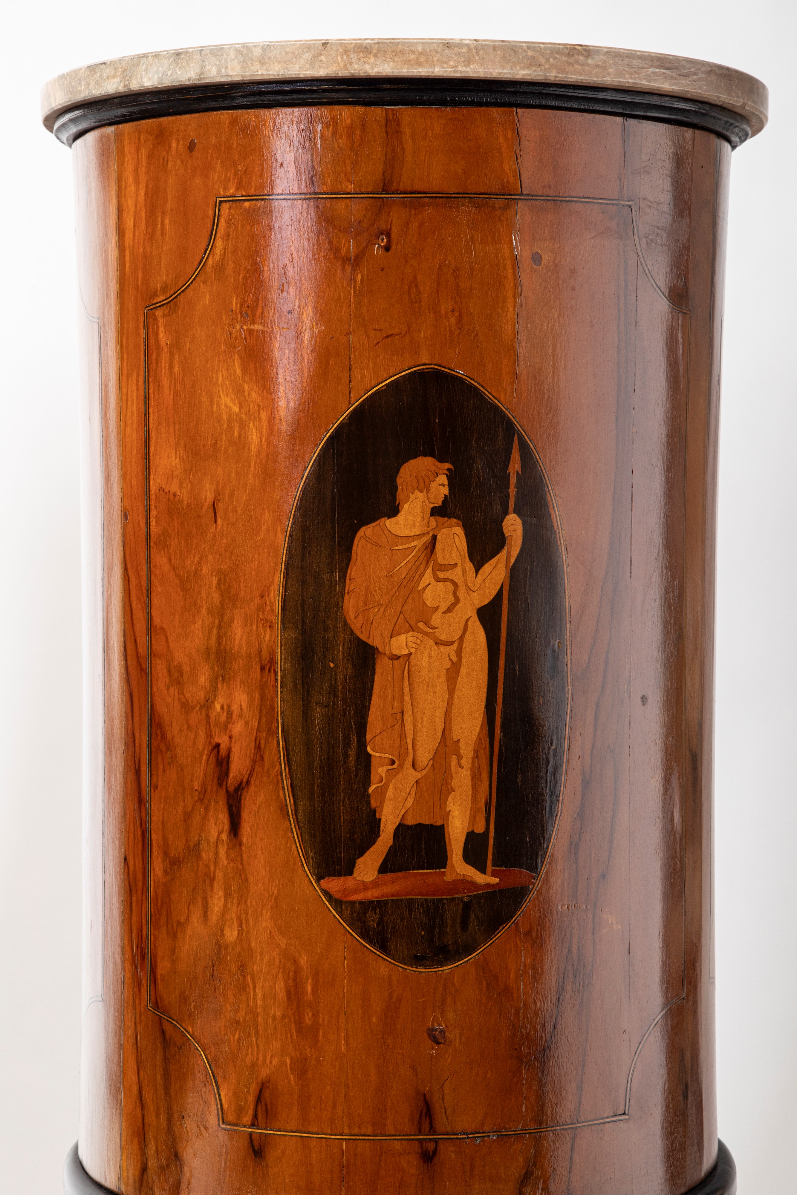 Coppia di gueridon a cilindro in legno lastronato e intarsiato con piani in marmo. Fine secolo XV...