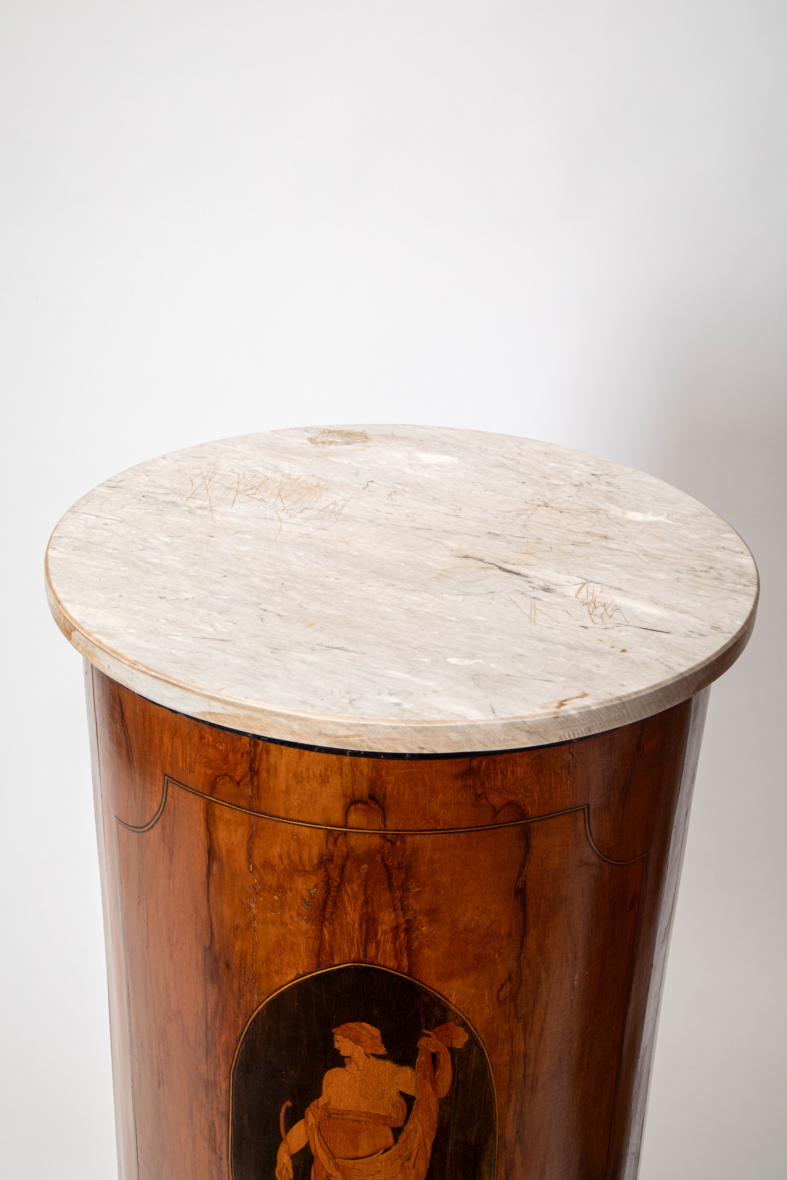 Coppia di gueridon a cilindro in legno lastronato e intarsiato con piani in marmo. Fine secolo XV...