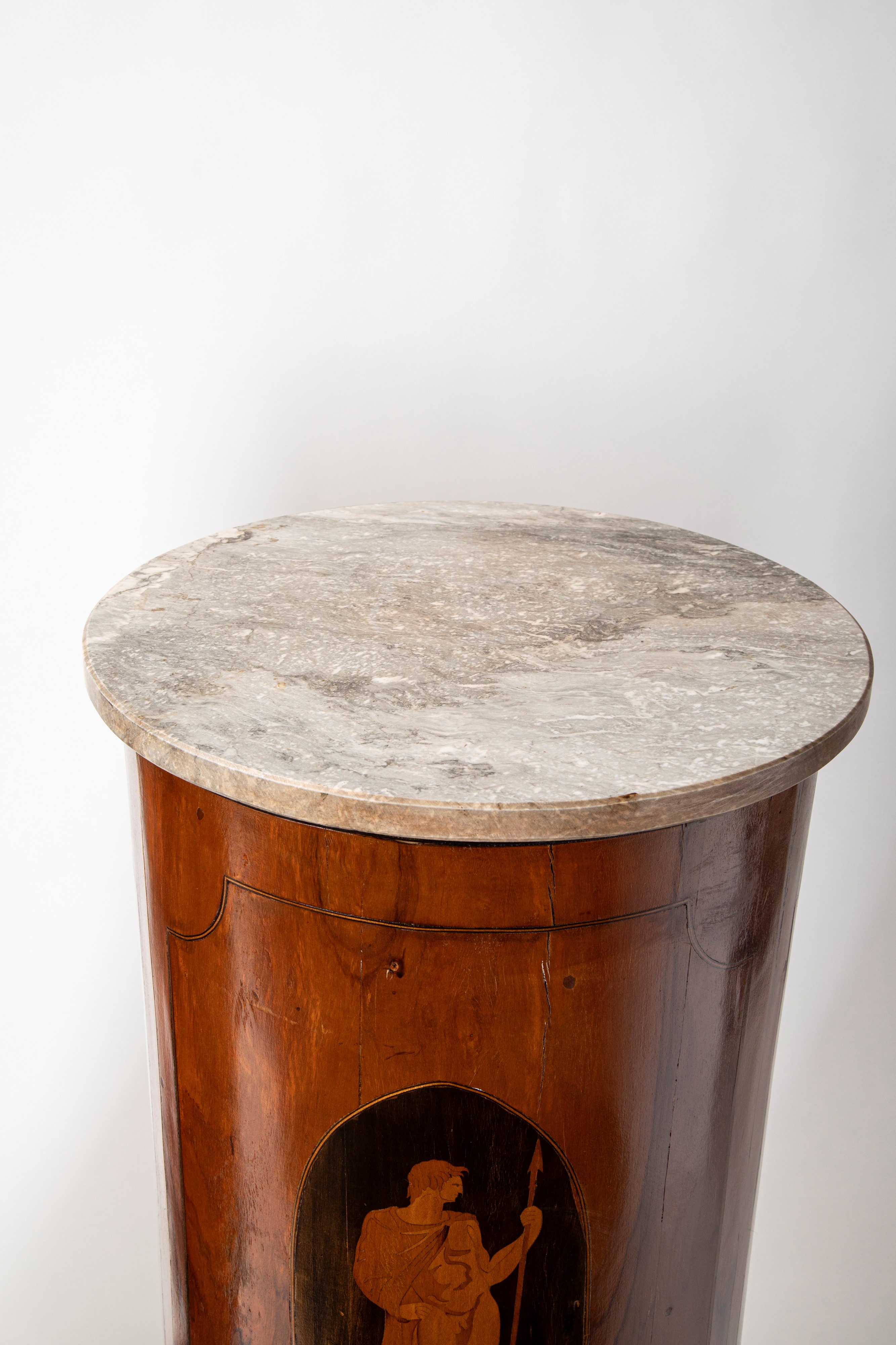 Coppia di gueridon a cilindro in legno lastronato e intarsiato con piani in marmo. Fine secolo XV...