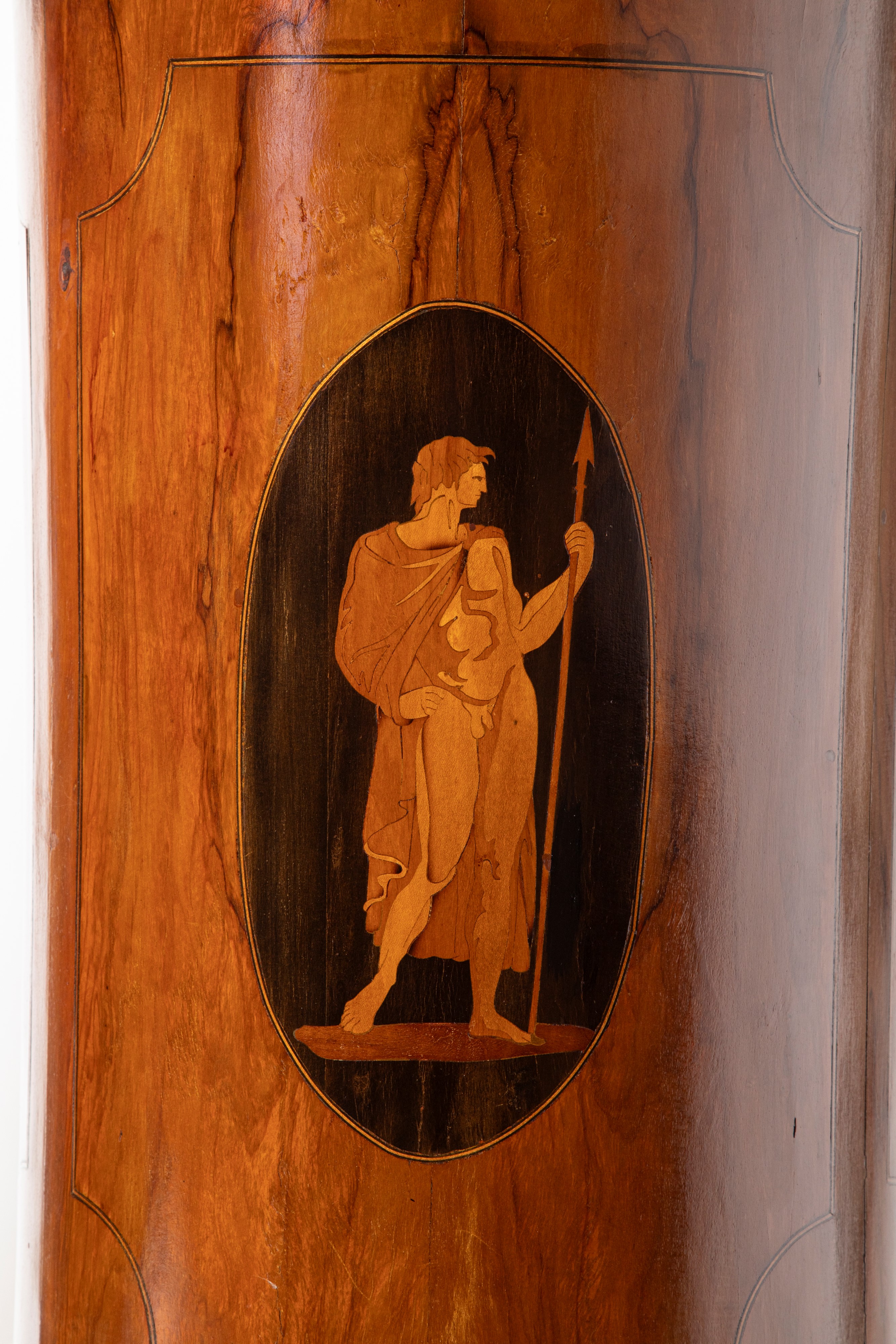 Coppia di gueridon a cilindro in legno lastronato e intarsiato con piani in marmo. Fine secolo XV...