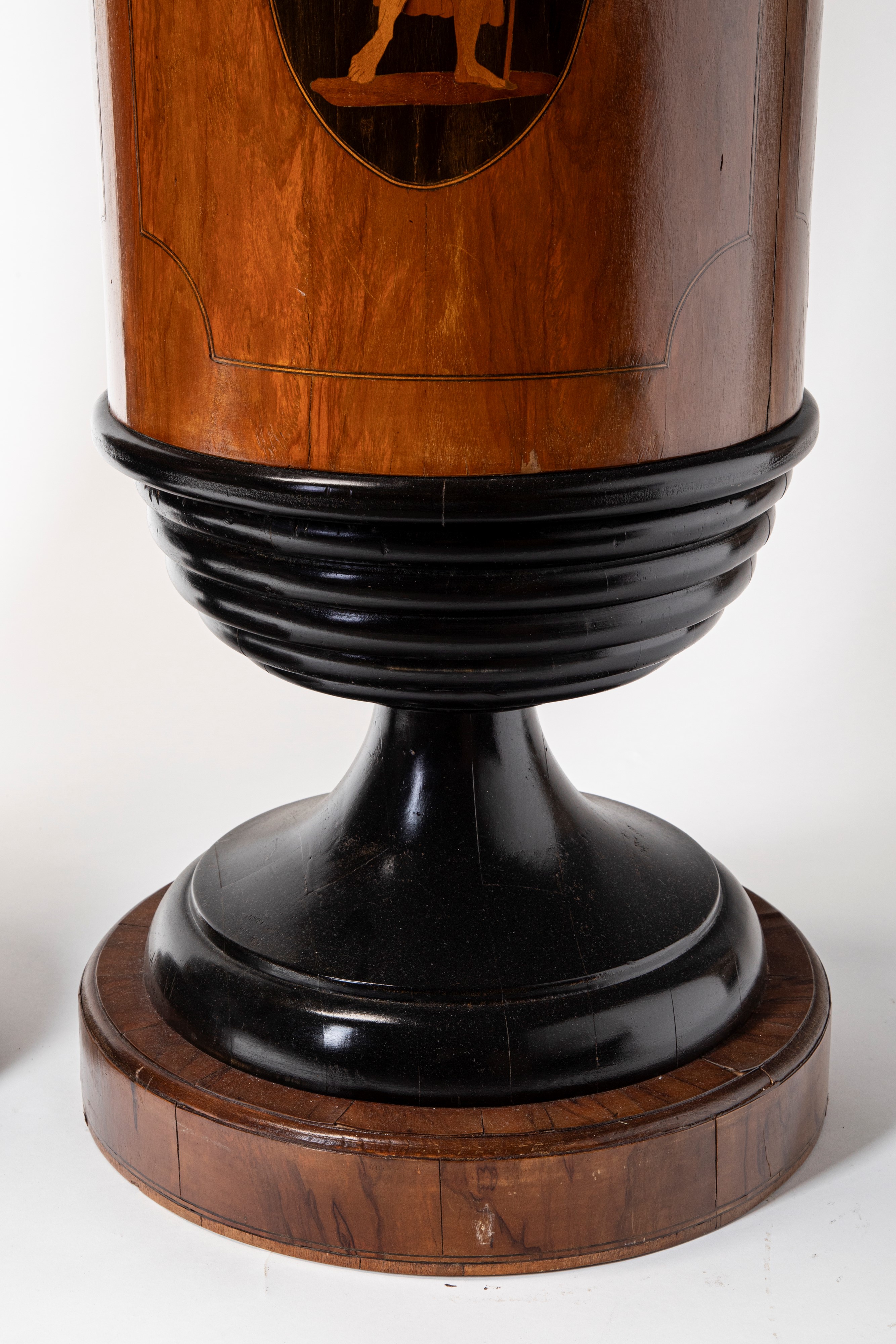 Coppia di gueridon a cilindro in legno lastronato e intarsiato con piani in marmo. Fine secolo XV...