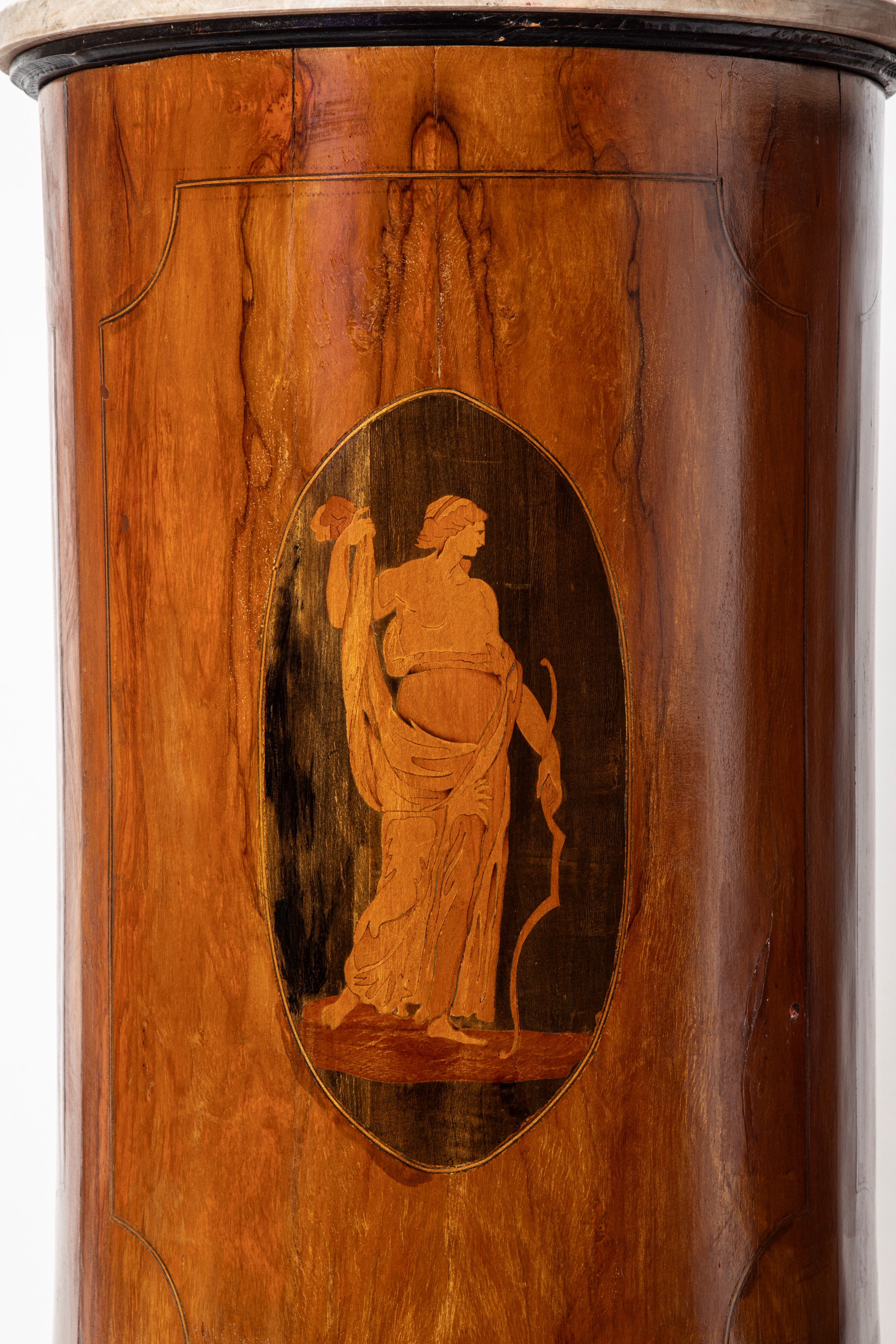 Coppia di gueridon a cilindro in legno lastronato e intarsiato con piani in marmo. Fine secolo XV...