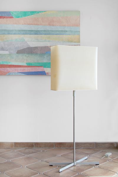 Lampada modello 'Bank' (da terra), alluminio e carta
