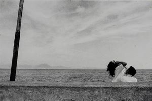 Coppia di giovani abbracciati davanti al mare