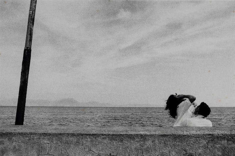 Coppia di giovani abbracciati davanti al mare