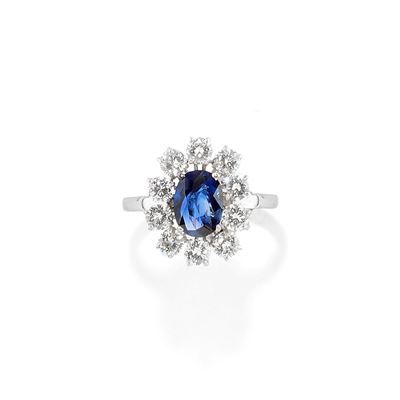 Anello in oro bianco 18k con zaffiro ovale e diamanti