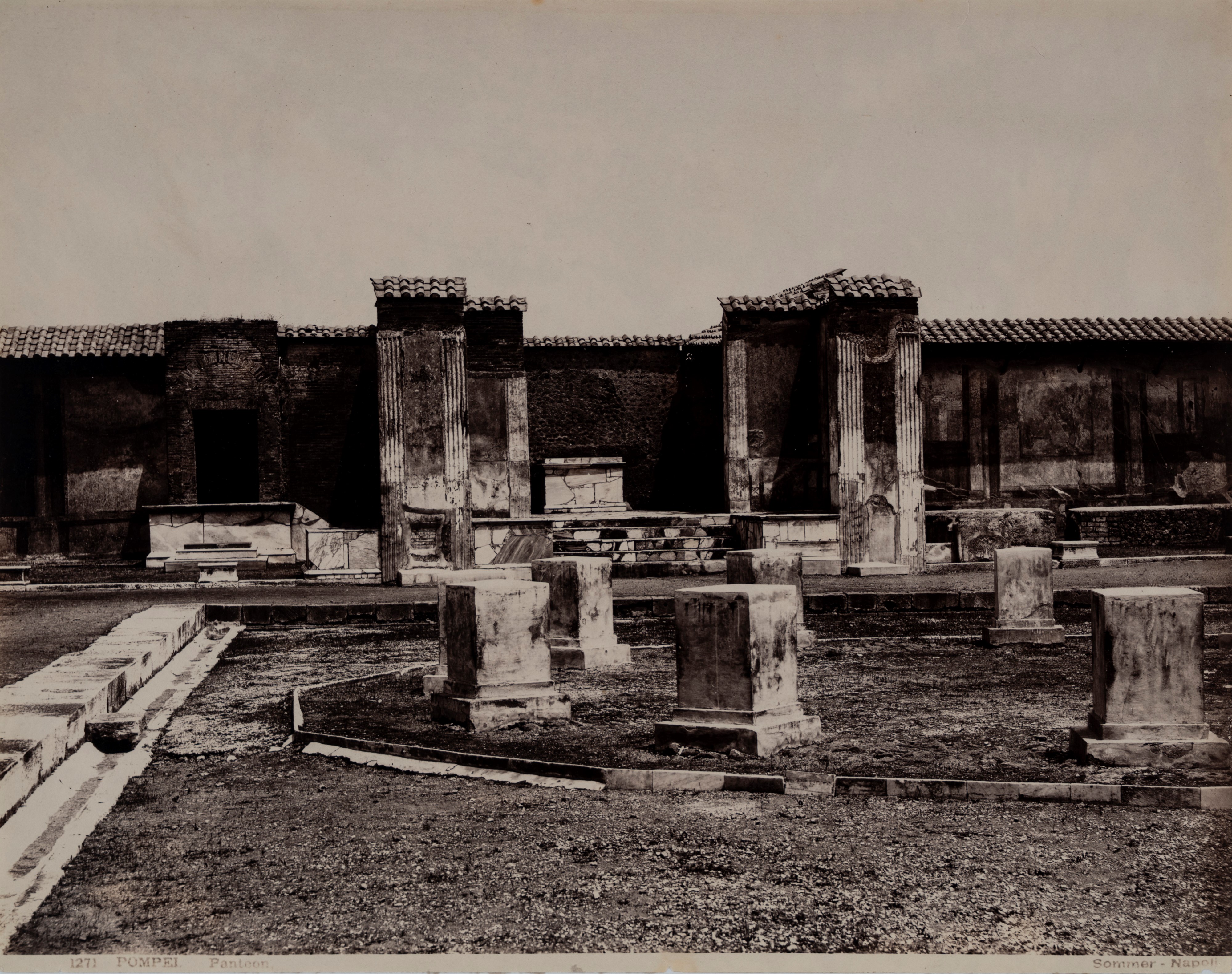 Pompei. Strada di Sallustio; Panteon